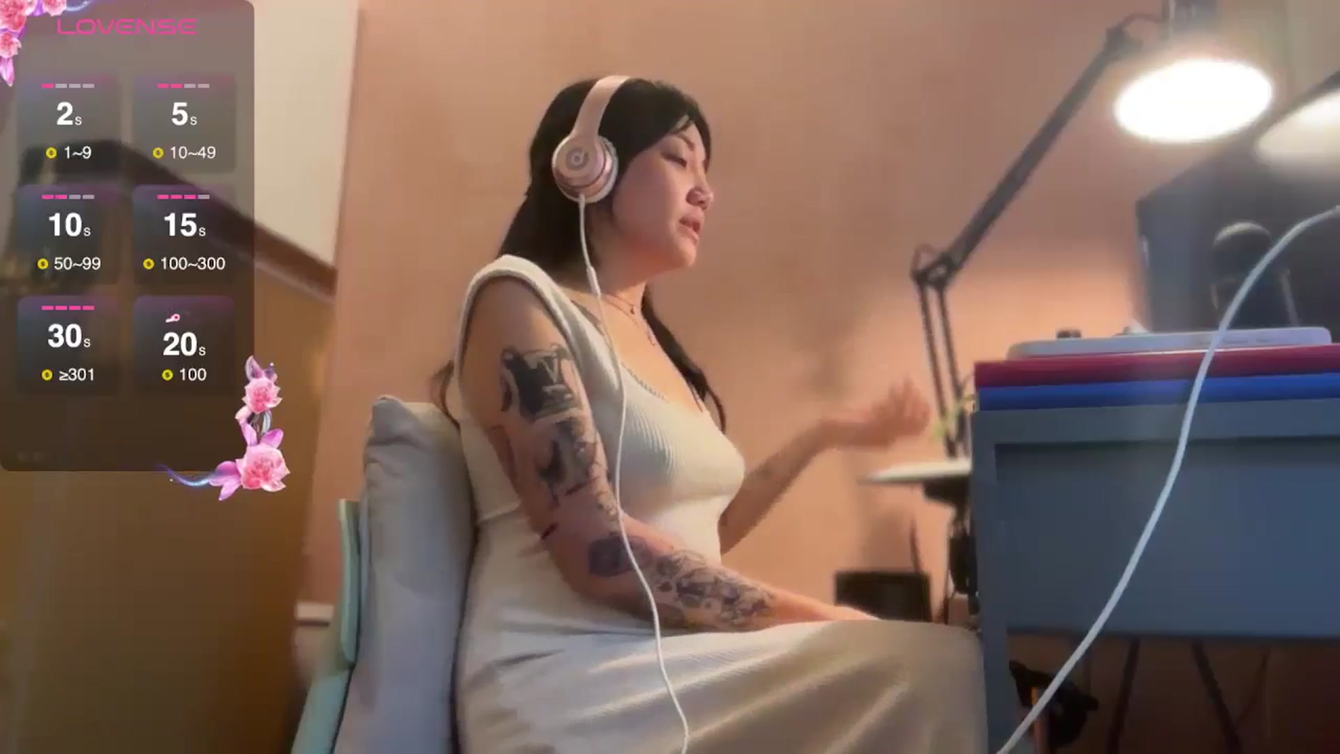 Gallery image thumbnail from luna_tsukiko's myfreecams stream on, 11/06/2024, 17:04 image 17 of 20