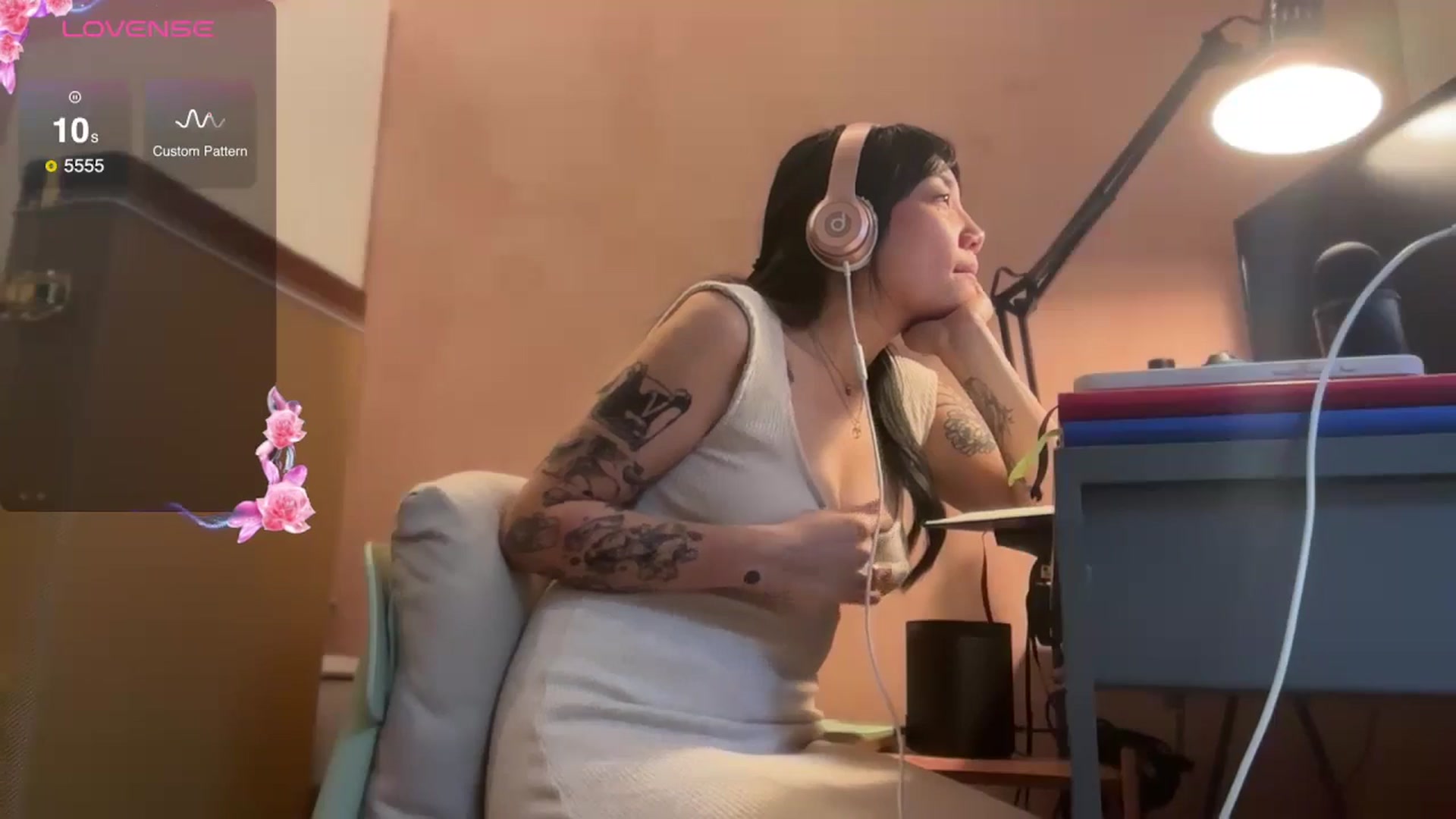 Gallery image thumbnail from luna_tsukiko's myfreecams stream on, 11/06/2024, 17:46 image 15 of 20