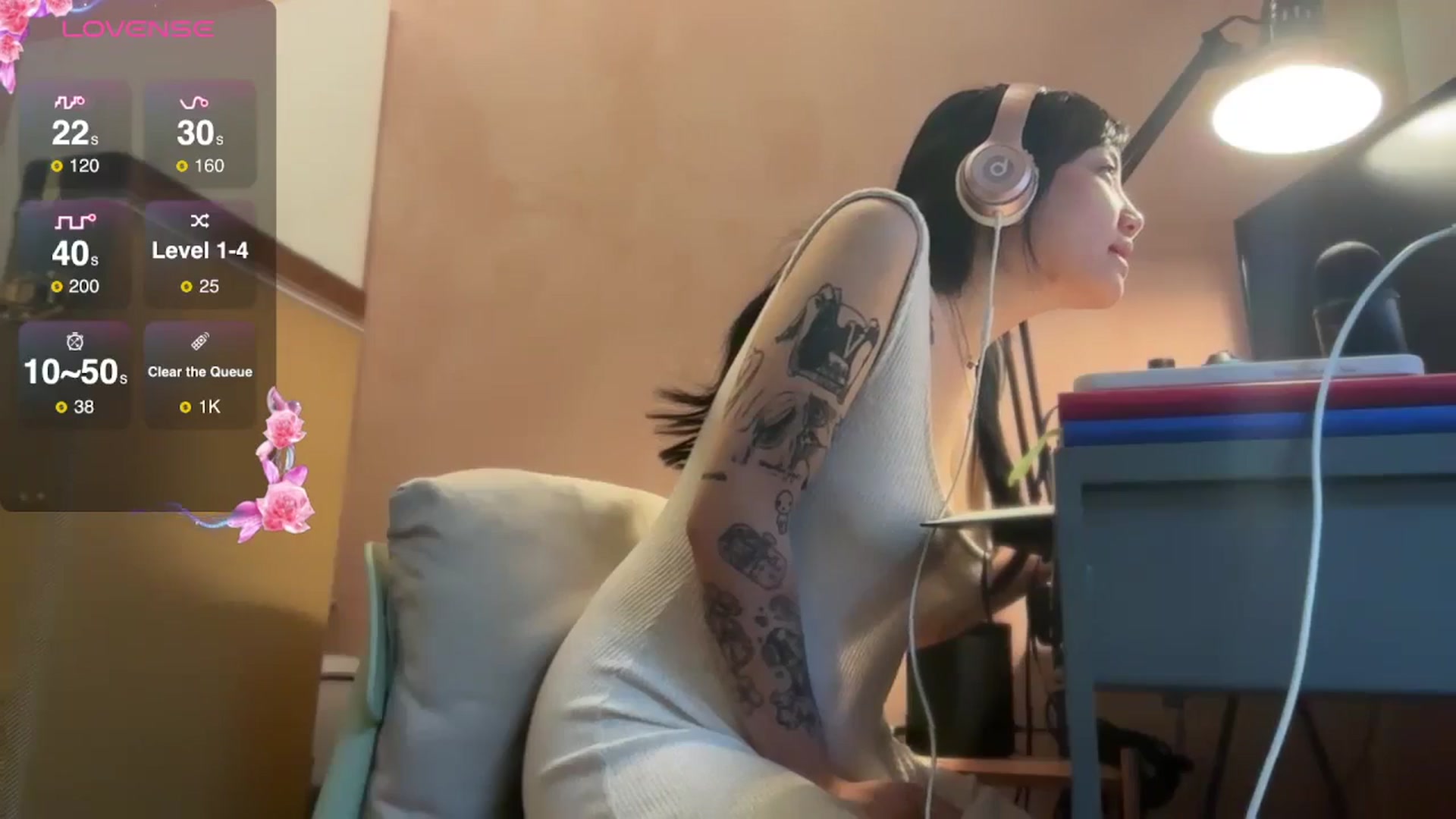 Gallery image thumbnail from luna_tsukiko's myfreecams stream on, 11/06/2024, 17:46 image 17 of 20