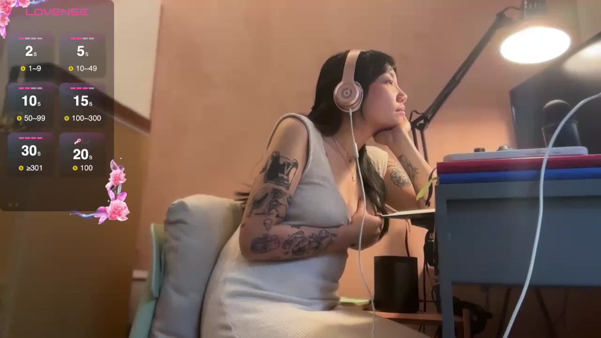 Gallery image thumbnail from luna_tsukiko's myfreecams stream on, 11/06/2024, 17:46 image 14 of 20