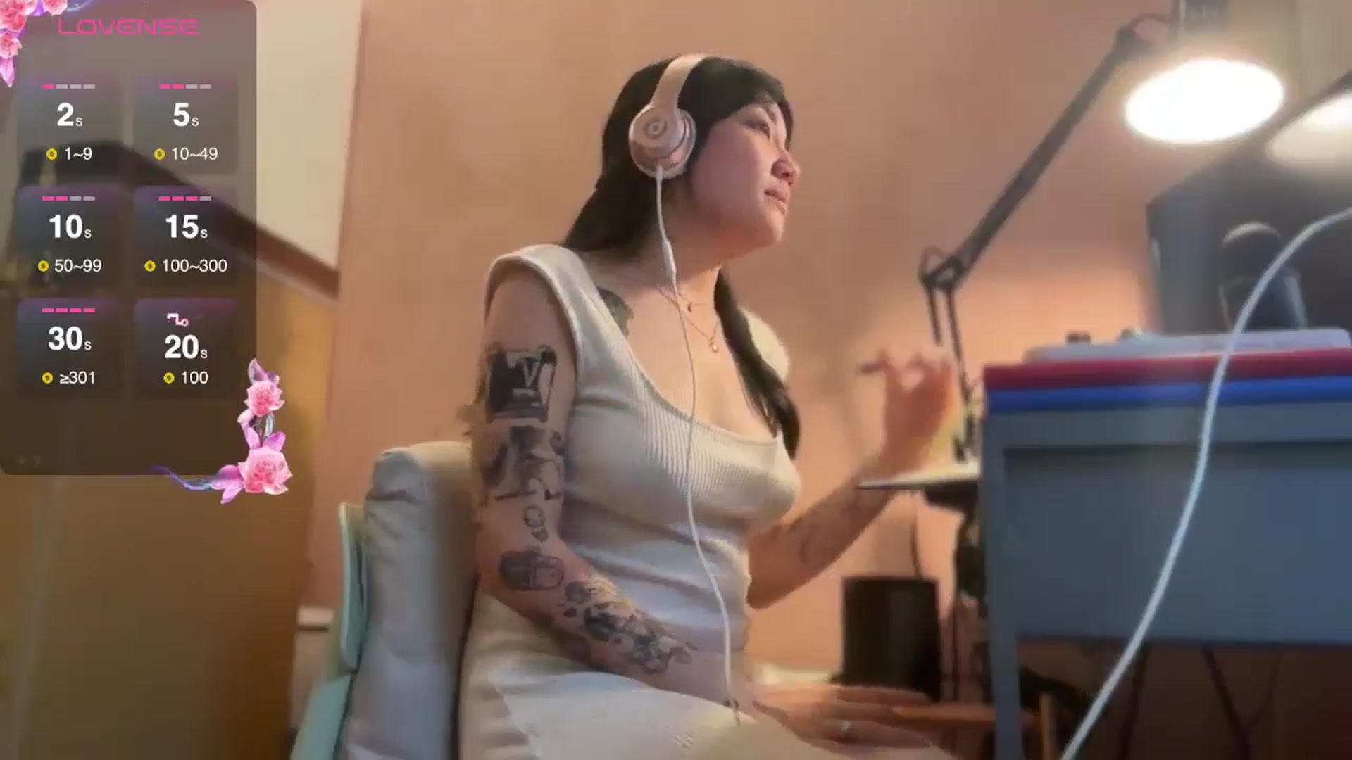 Gallery image thumbnail from luna_tsukiko's myfreecams stream on, 11/06/2024, 17:46 image 18 of 20