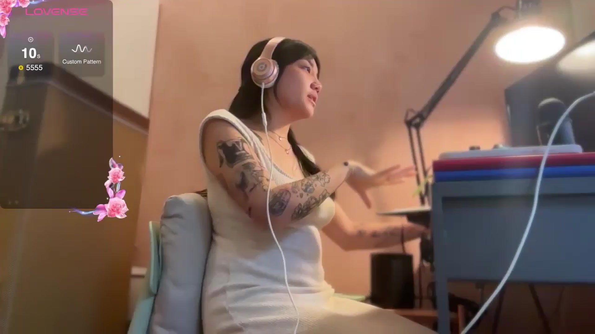 Gallery image thumbnail from luna_tsukiko's myfreecams stream on, 11/06/2024, 17:46 image 12 of 20