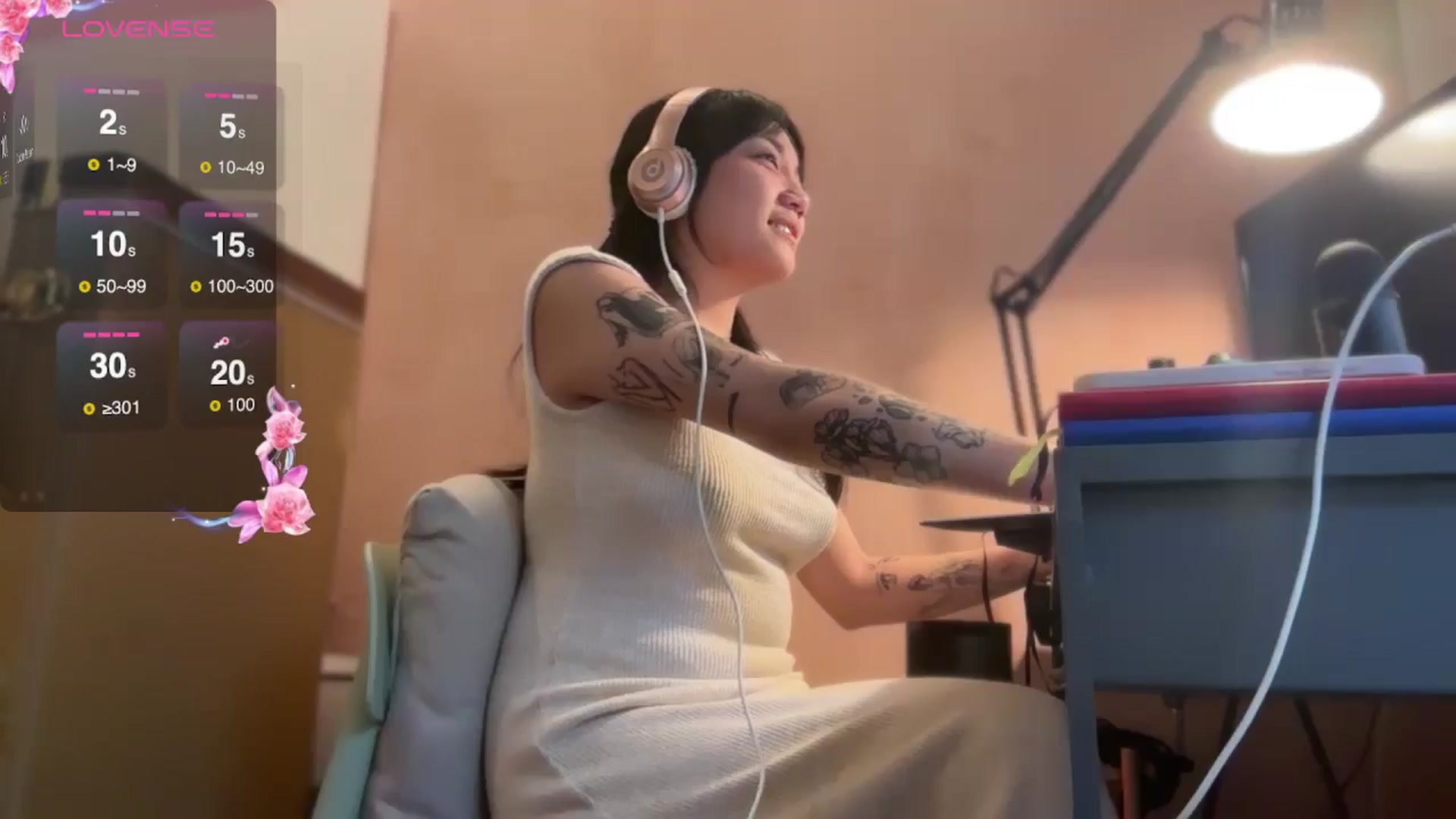 Gallery image thumbnail from luna_tsukiko's myfreecams stream on, 11/06/2024, 17:46 image 11 of 20