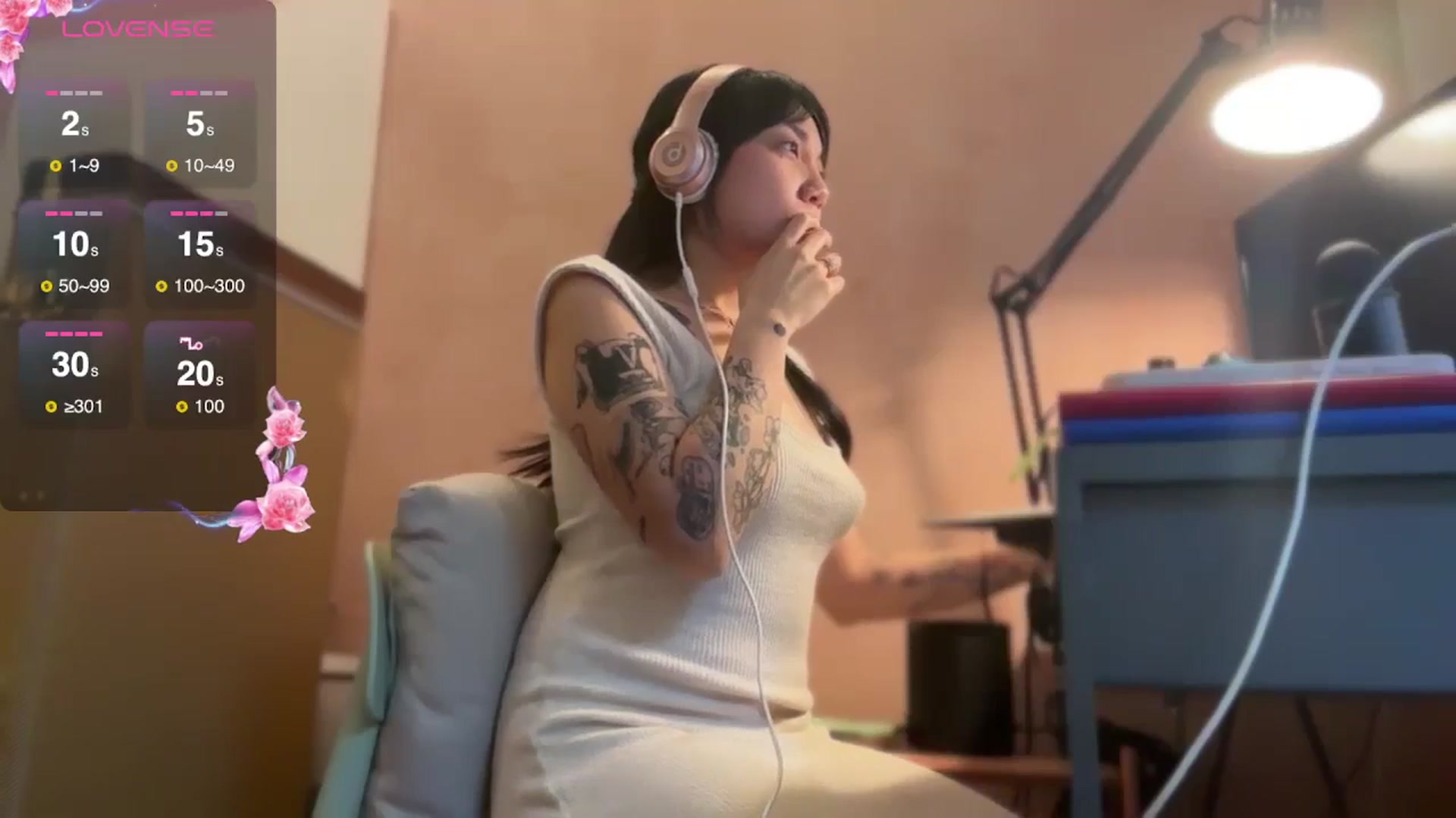 Gallery image thumbnail from luna_tsukiko's myfreecams stream on, 11/06/2024, 17:46 image 19 of 20