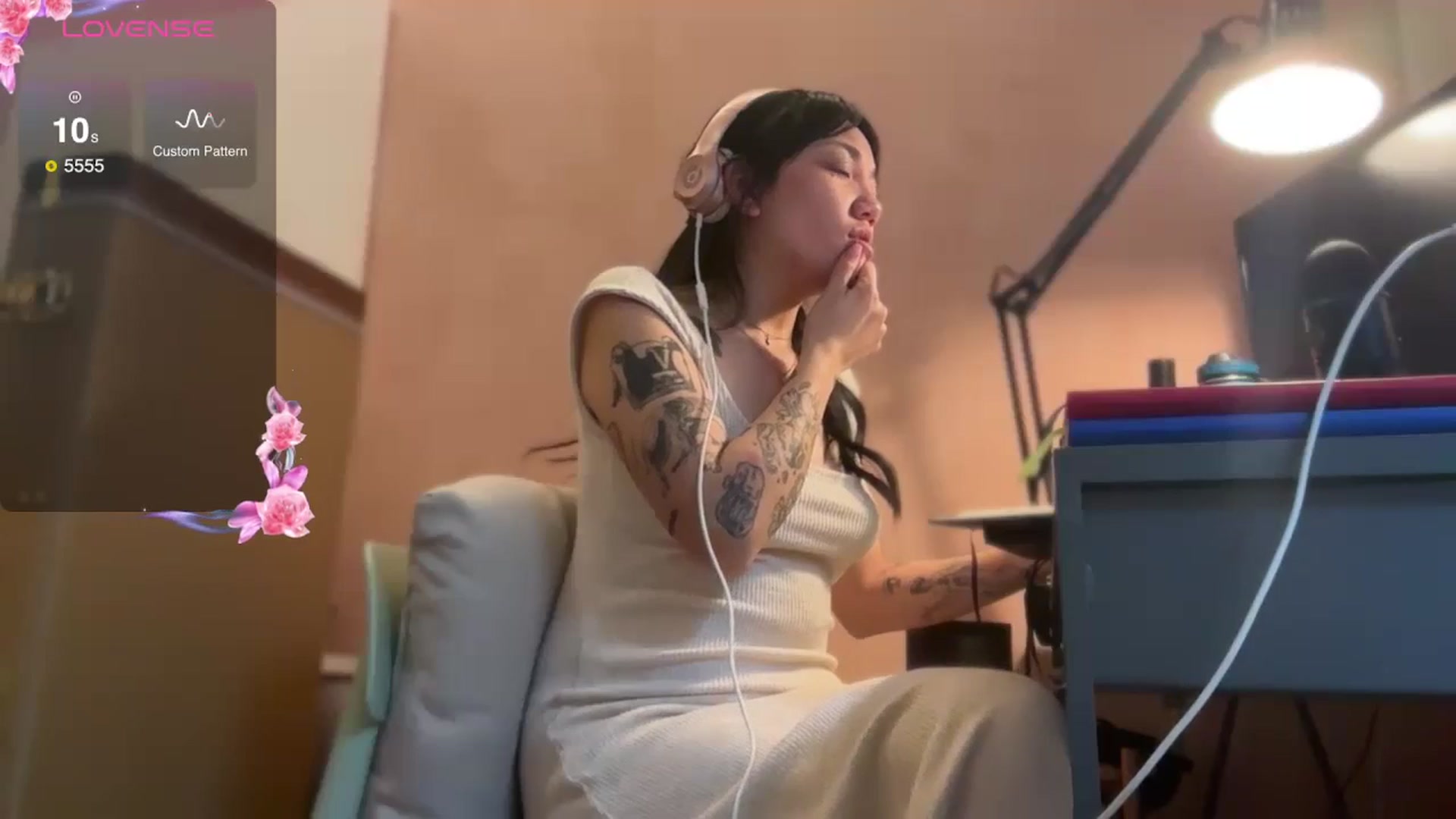 Gallery image thumbnail from luna_tsukiko's myfreecams stream on, 11/06/2024, 18:26 image 17 of 20