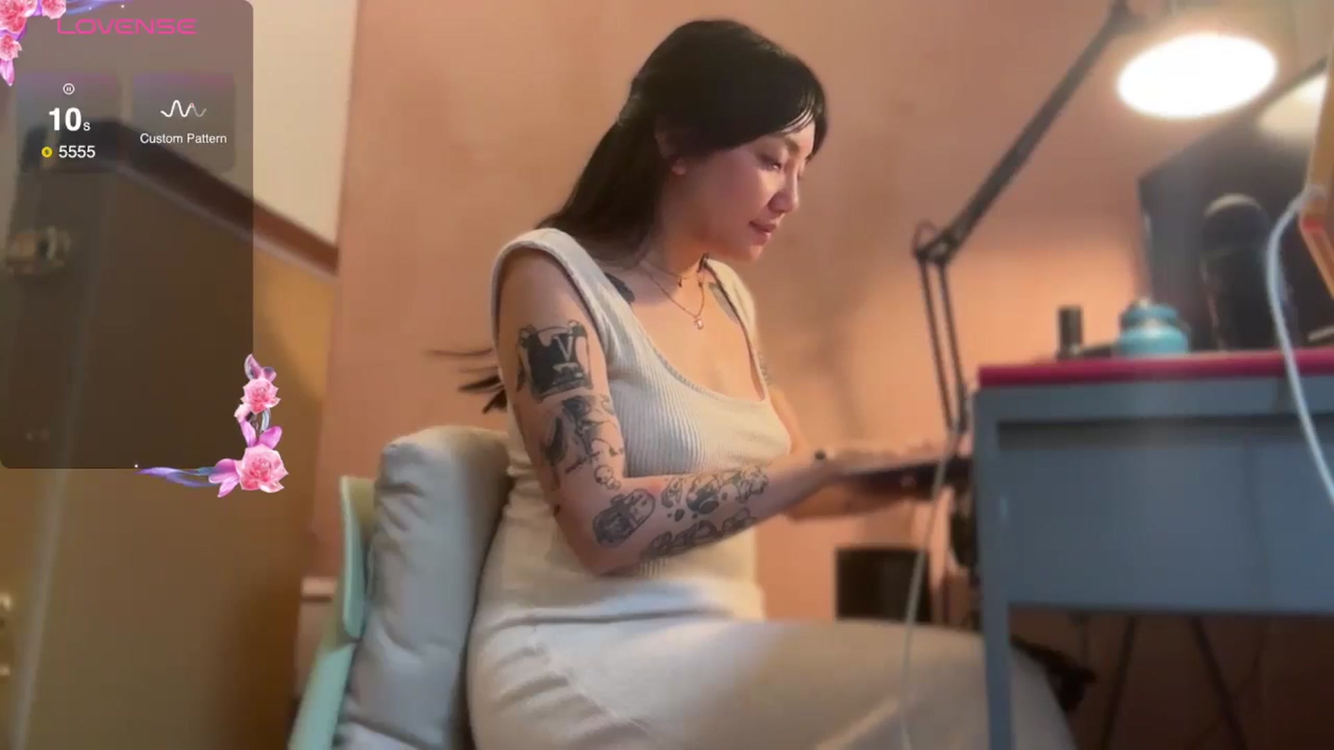 Gallery image thumbnail from luna_tsukiko's myfreecams stream on, 11/06/2024, 19:22 image 15 of 20