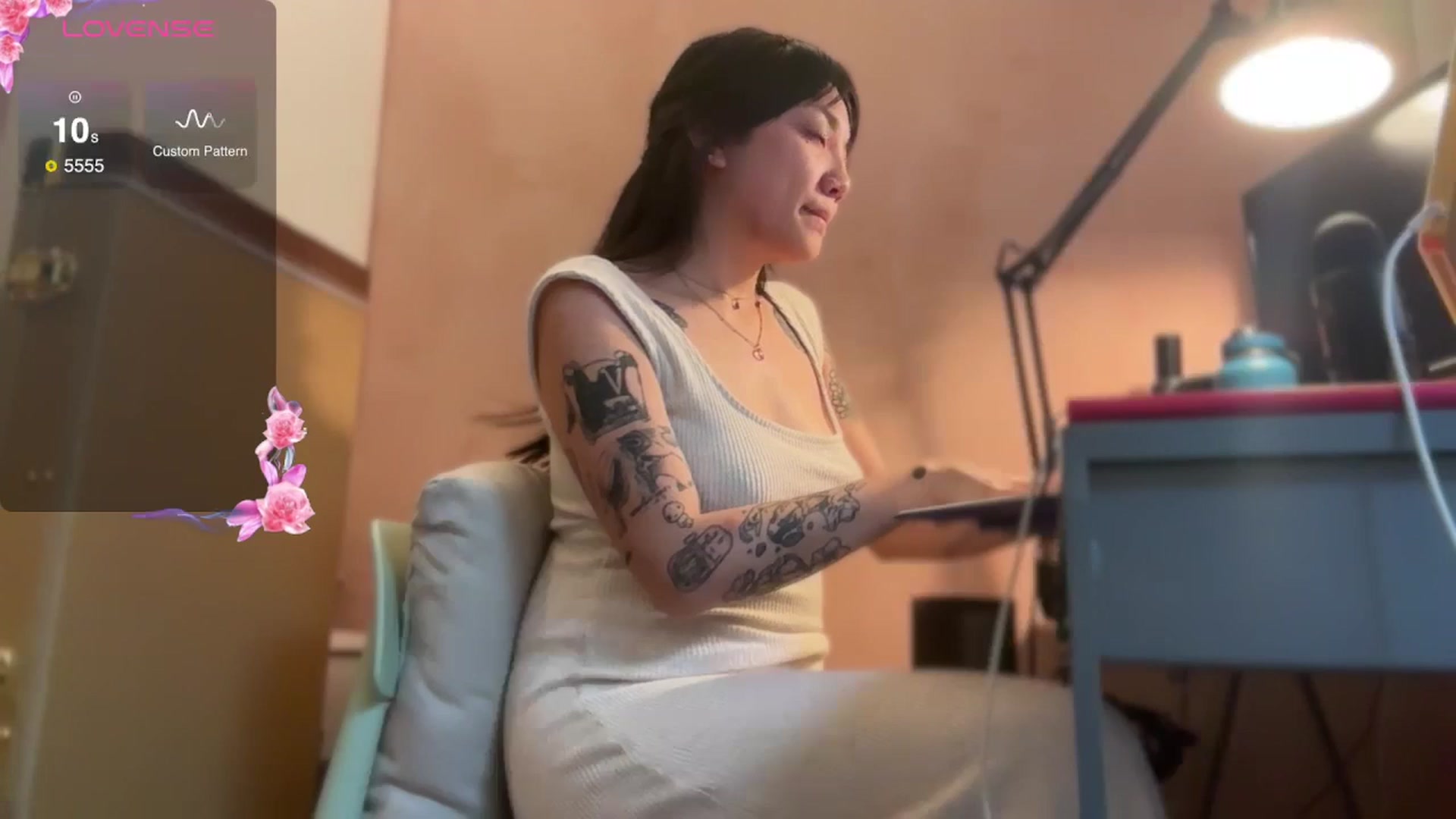 Gallery image thumbnail from luna_tsukiko's myfreecams stream on, 11/06/2024, 19:22 image 6 of 20