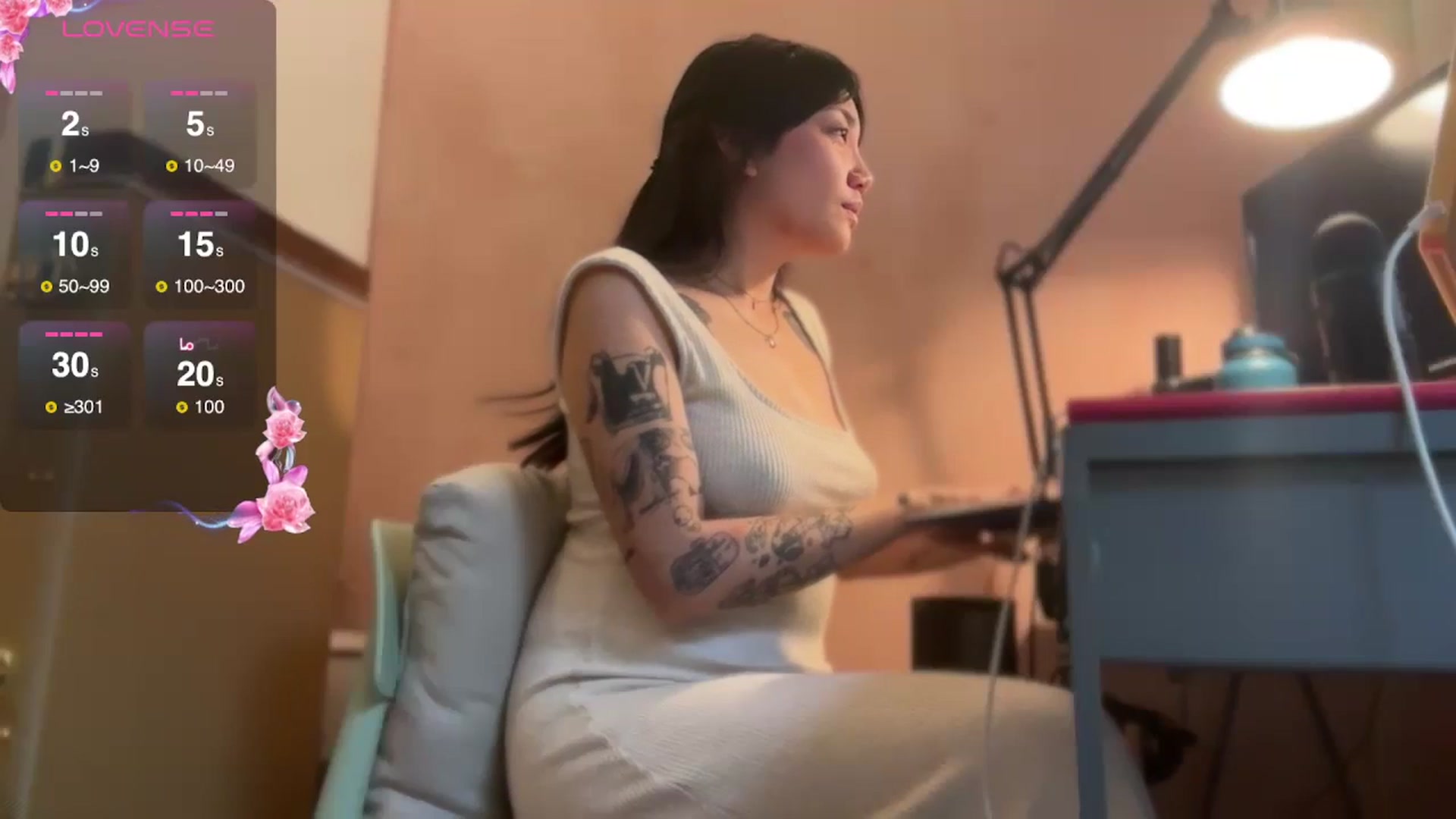 Gallery image thumbnail from luna_tsukiko's myfreecams stream on, 11/06/2024, 19:22 image 14 of 20