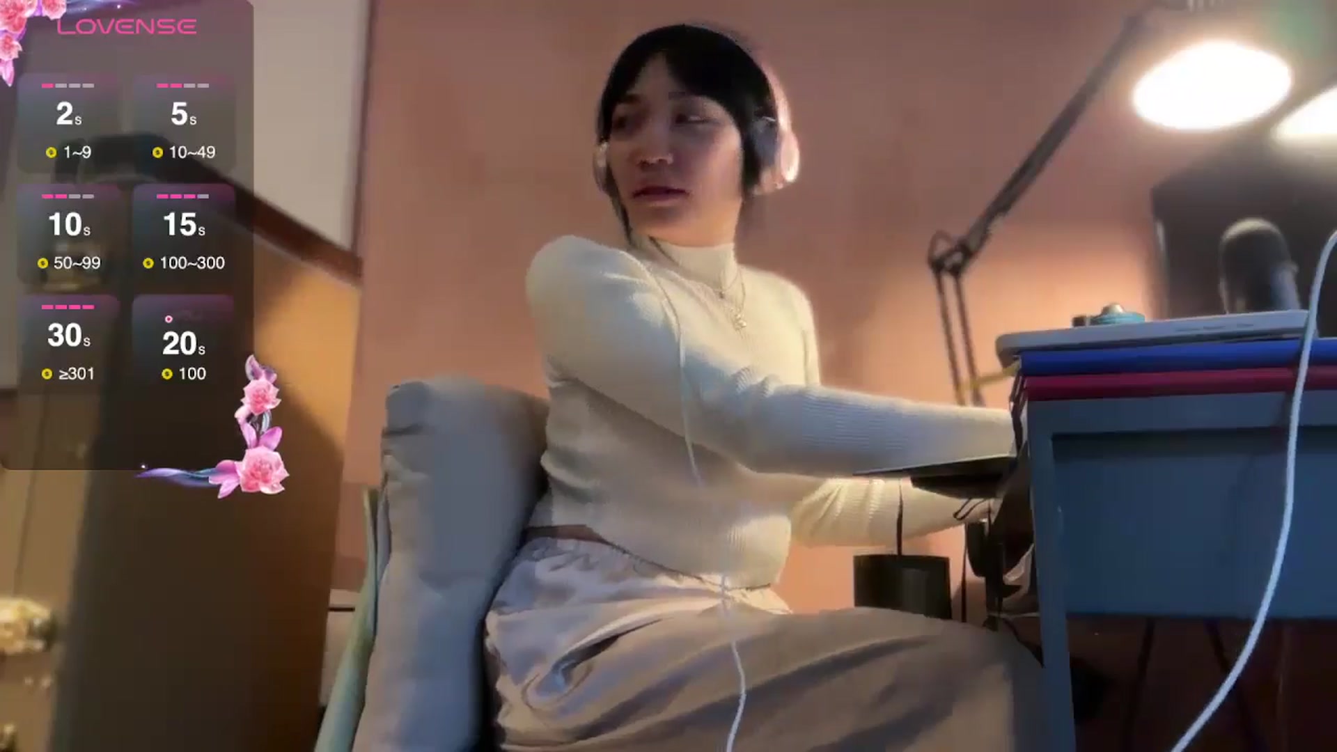 Gallery image thumbnail from luna_tsukiko's myfreecams stream on, 11/12/2024, 16:29 image 6 of 20