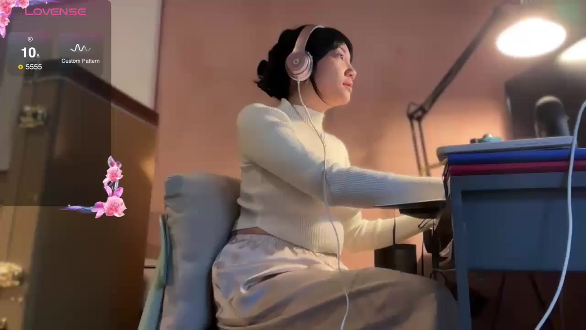 Gallery image thumbnail from luna_tsukiko's myfreecams stream on, 11/12/2024, 16:29 image 10 of 20