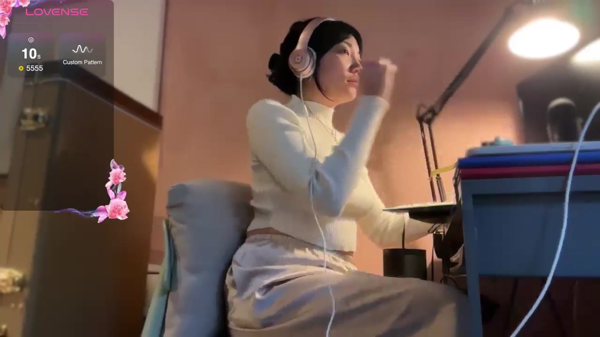 Gallery image thumbnail from luna_tsukiko's myfreecams stream on, 11/12/2024, 16:29 image 13 of 20