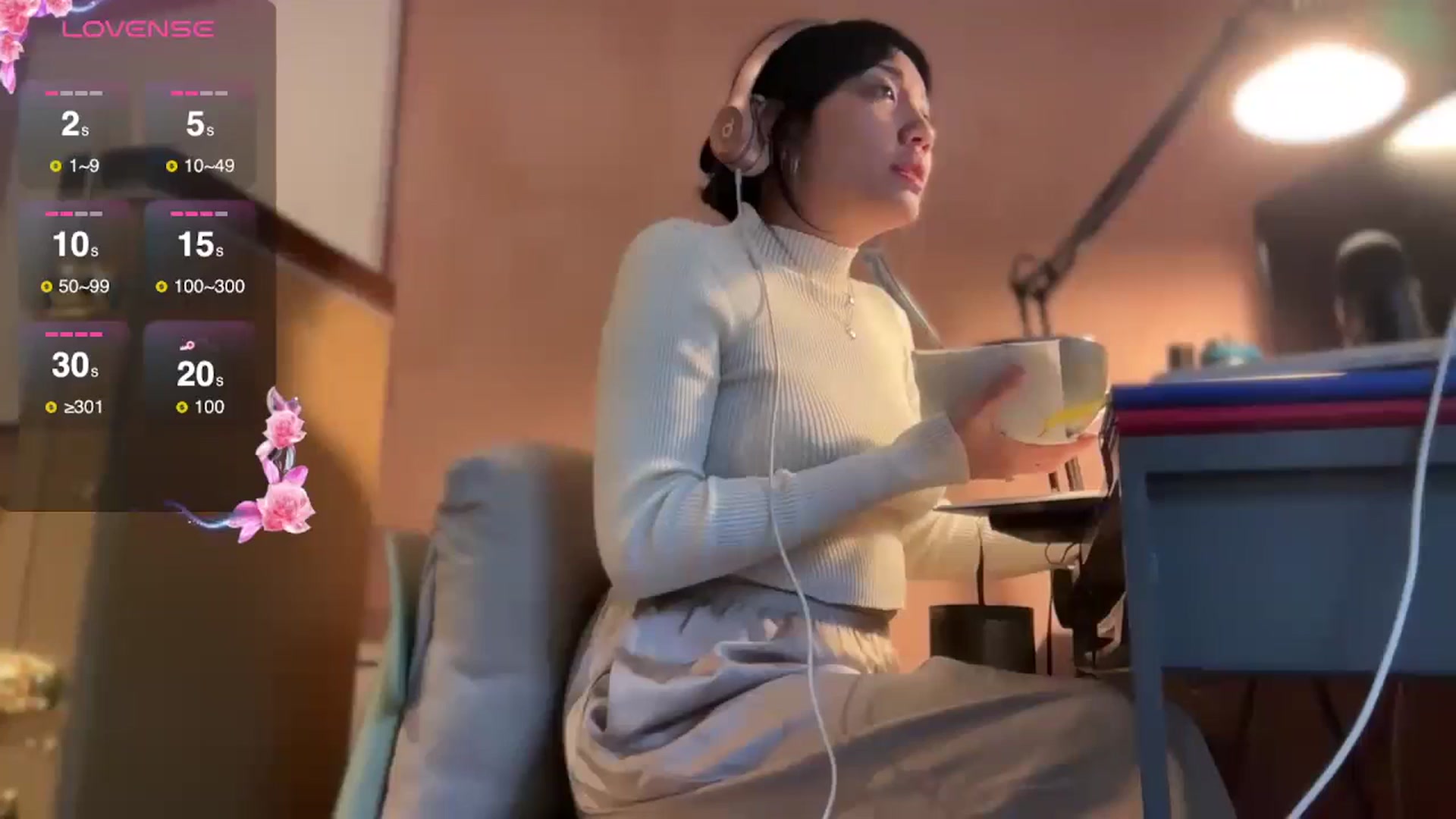 Gallery image thumbnail from luna_tsukiko's myfreecams stream on, 11/12/2024, 17:31 image 19 of 20