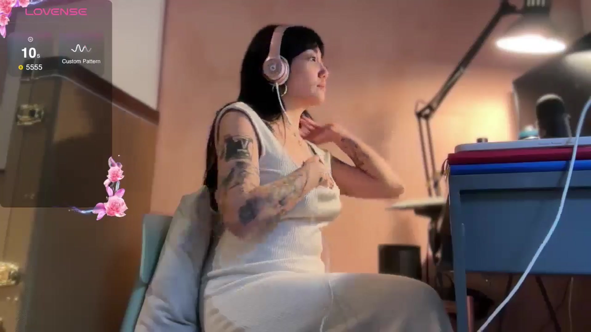 Gallery image thumbnail from luna_tsukiko's myfreecams stream on, 11/16/2024, 16:30 image 19 of 20
