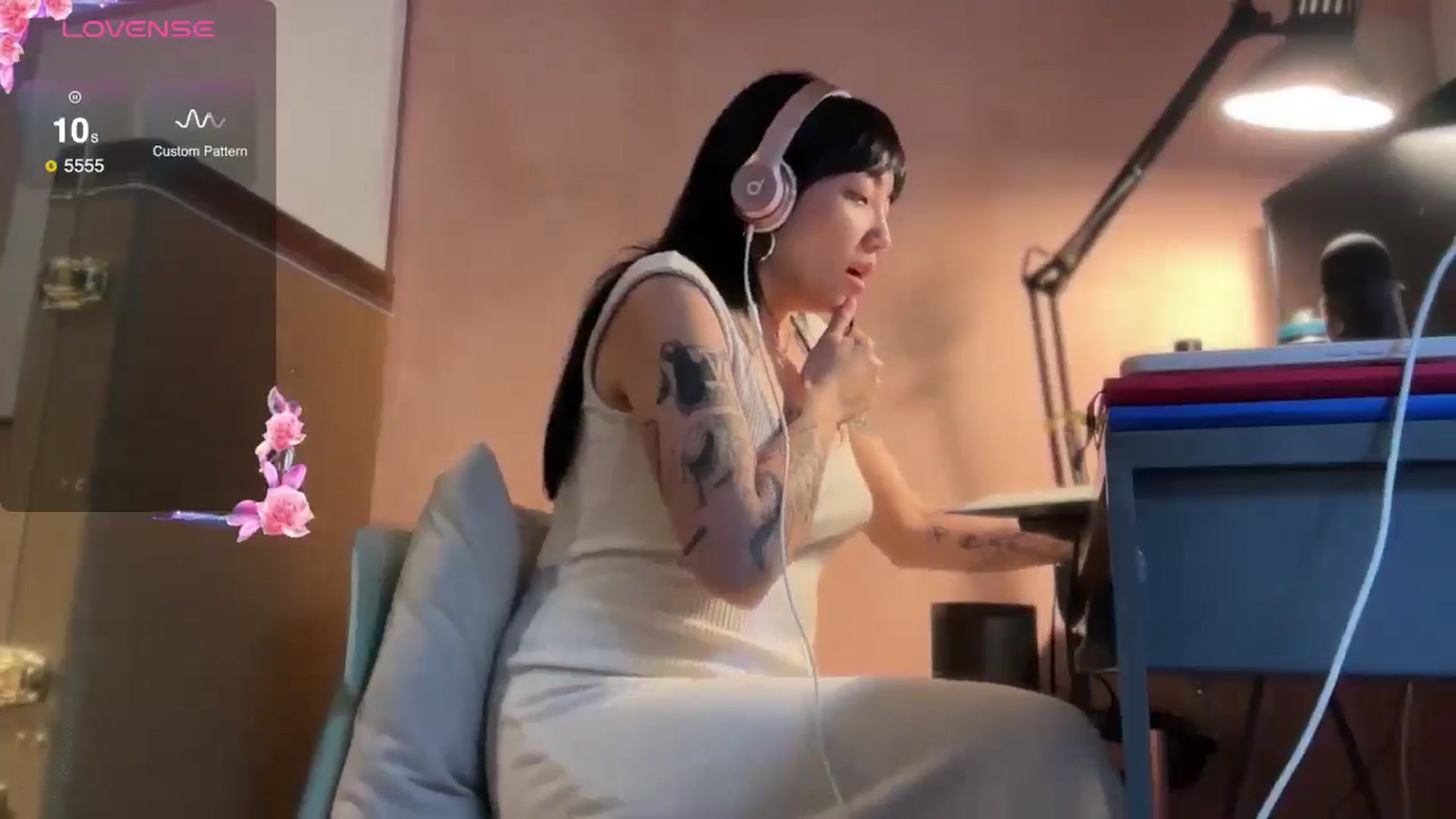 Gallery image thumbnail from luna_tsukiko's myfreecams stream on, 11/16/2024, 16:30 image 16 of 20