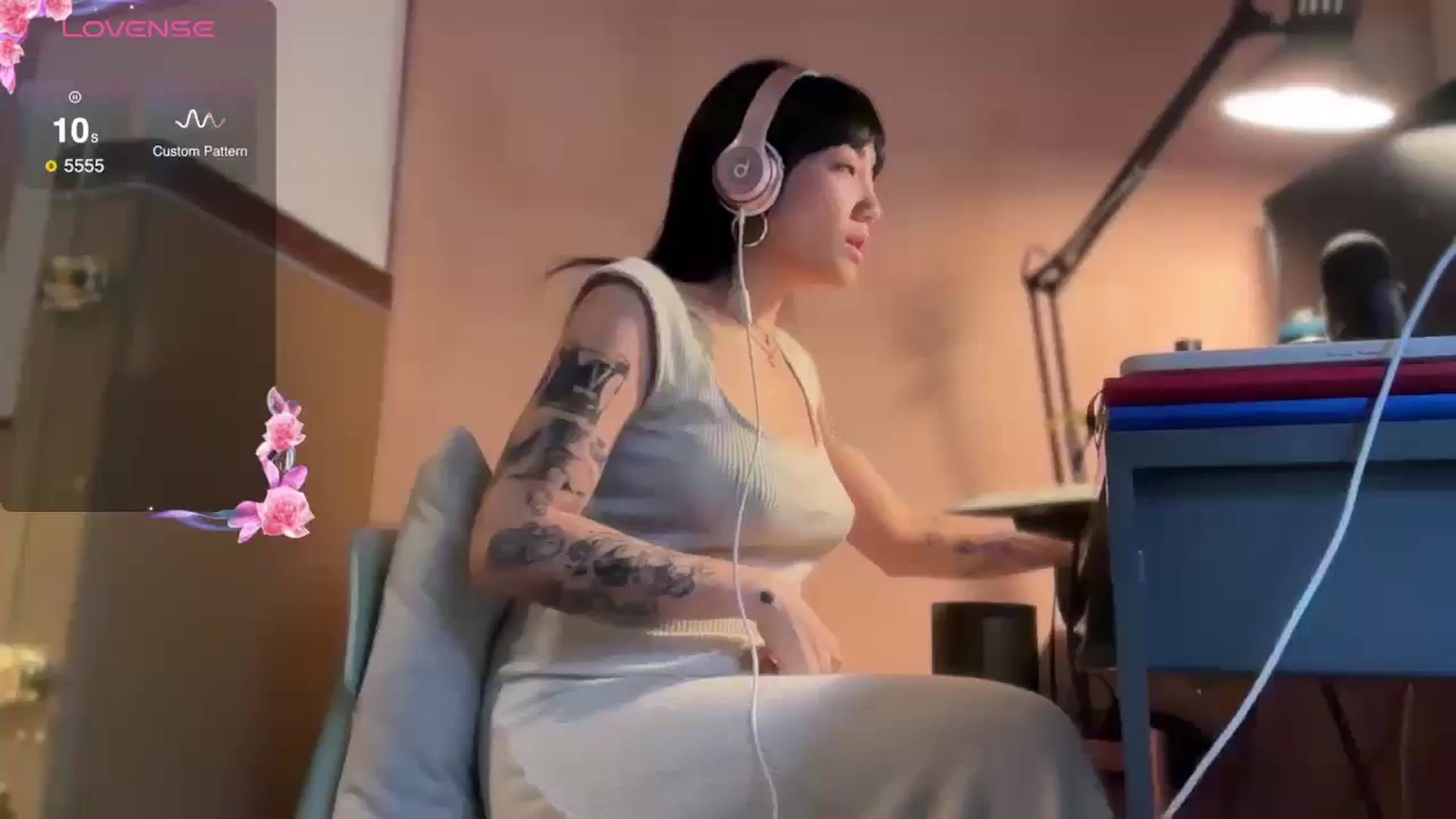 Gallery image thumbnail from luna_tsukiko's myfreecams stream on, 11/16/2024, 16:30 image 9 of 20