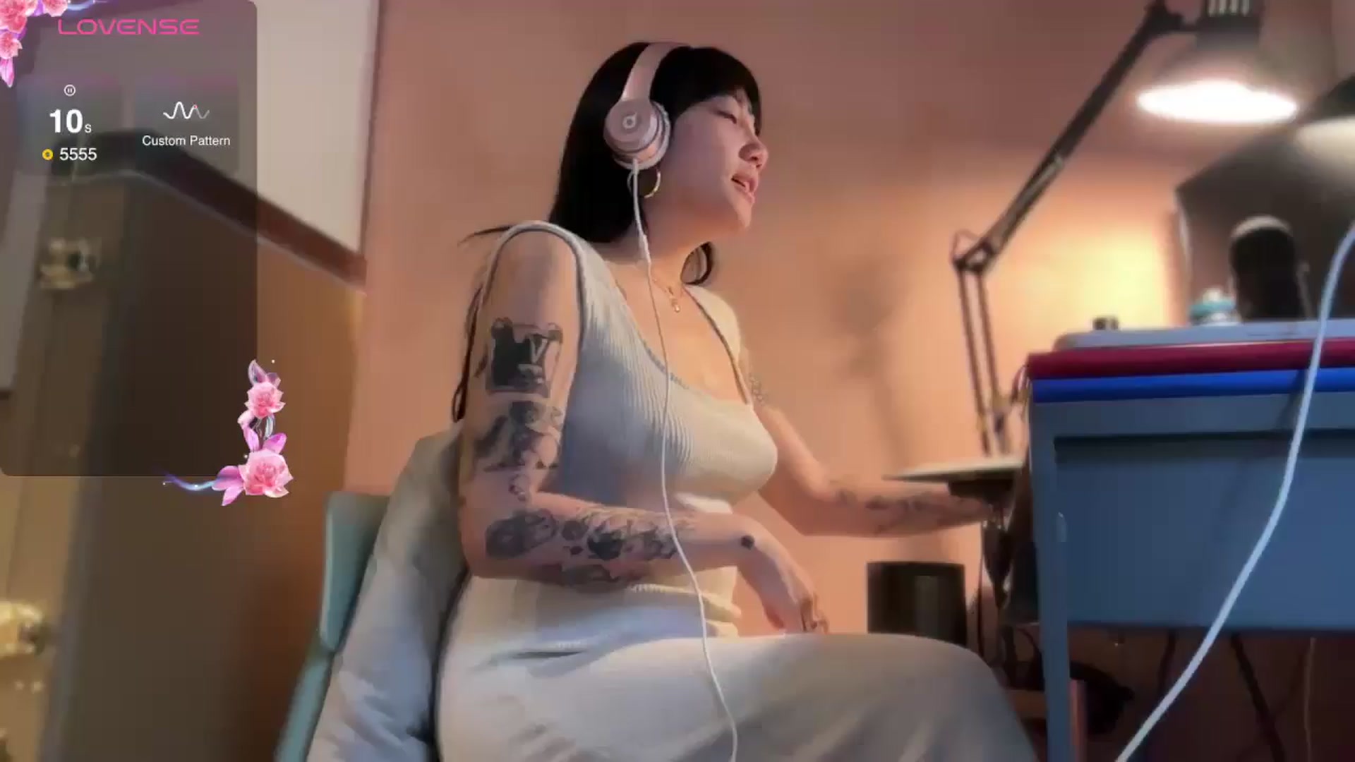Gallery image thumbnail from luna_tsukiko's myfreecams stream on, 11/16/2024, 17:01 image 2 of 20
