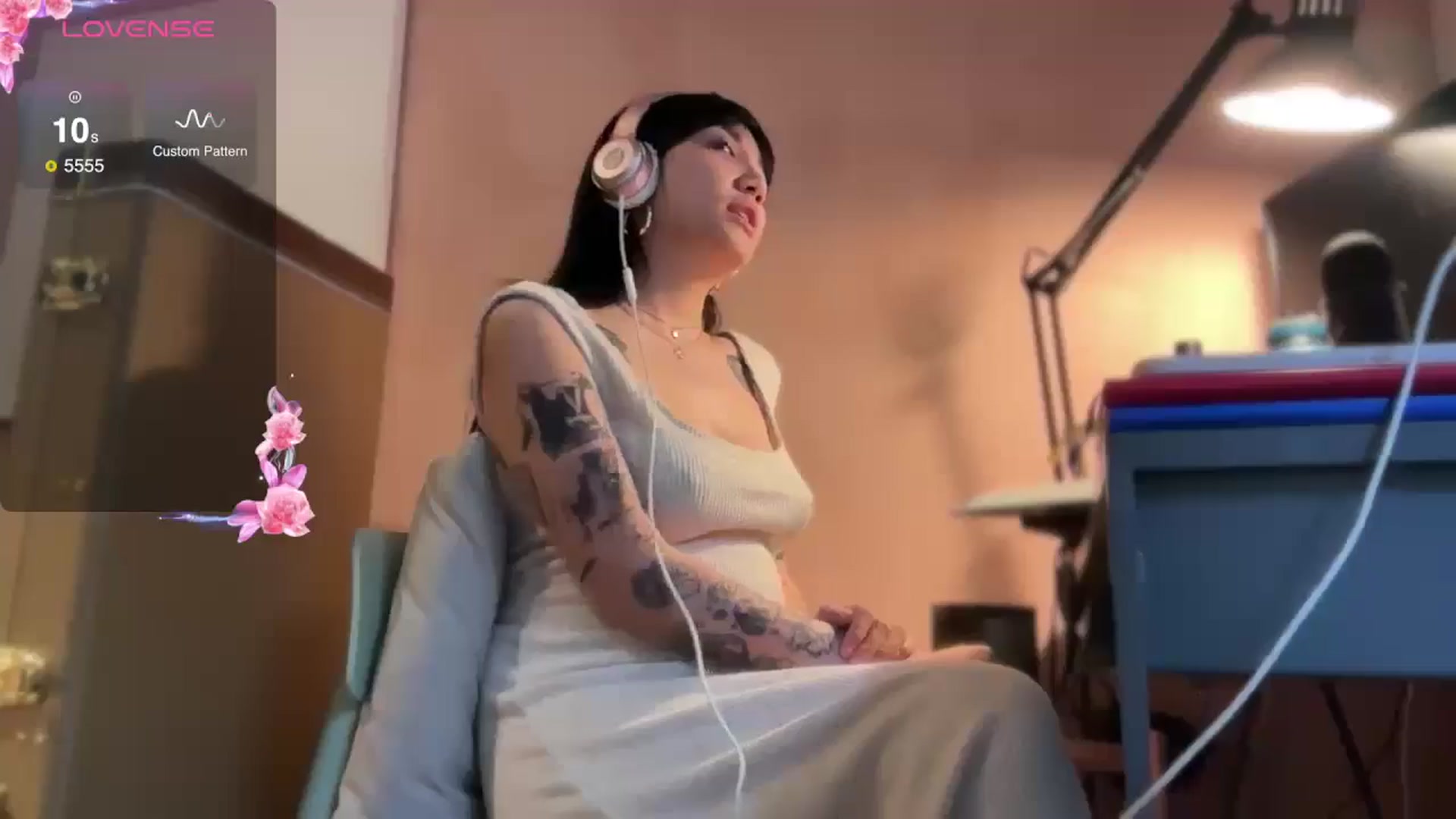 Gallery image thumbnail from luna_tsukiko's myfreecams stream on, 11/16/2024, 17:01 image 8 of 20