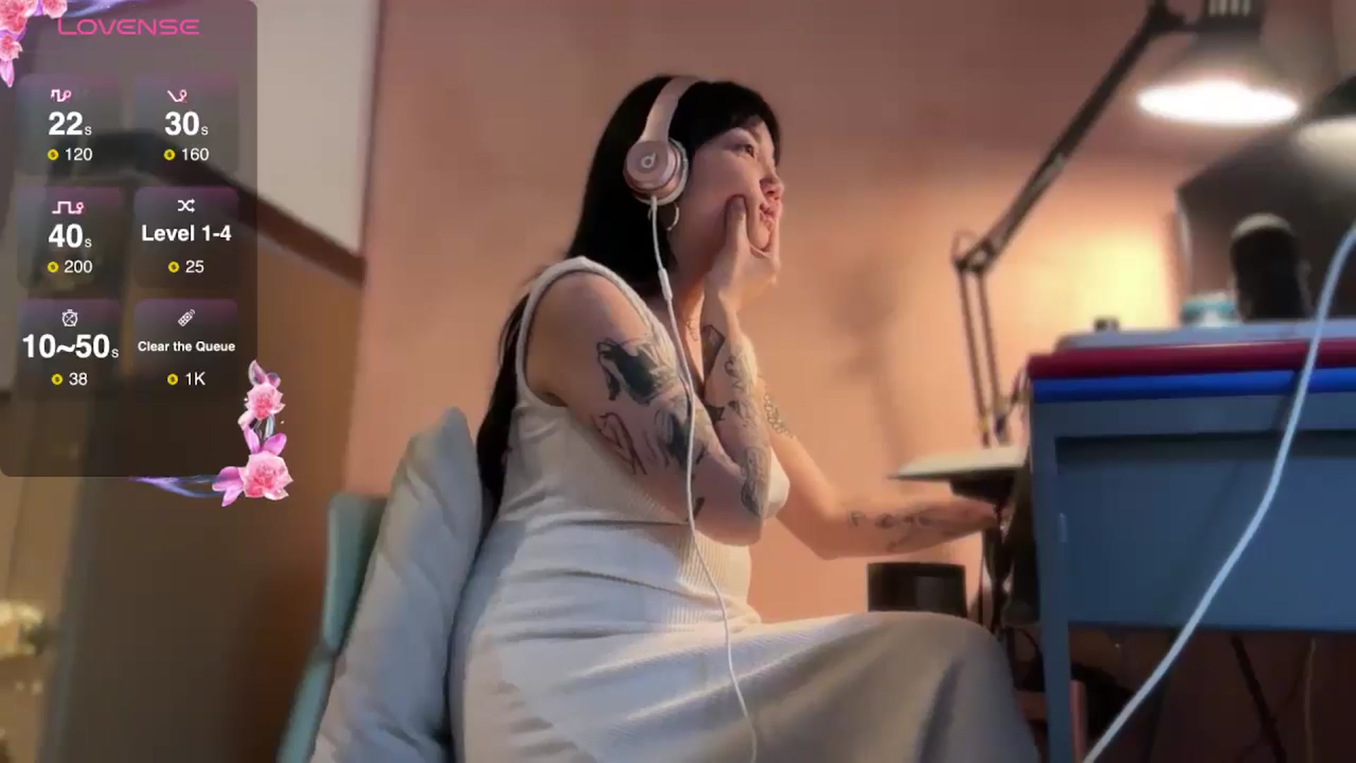 Gallery image thumbnail from luna_tsukiko's myfreecams stream on, 11/16/2024, 17:01 image 12 of 20