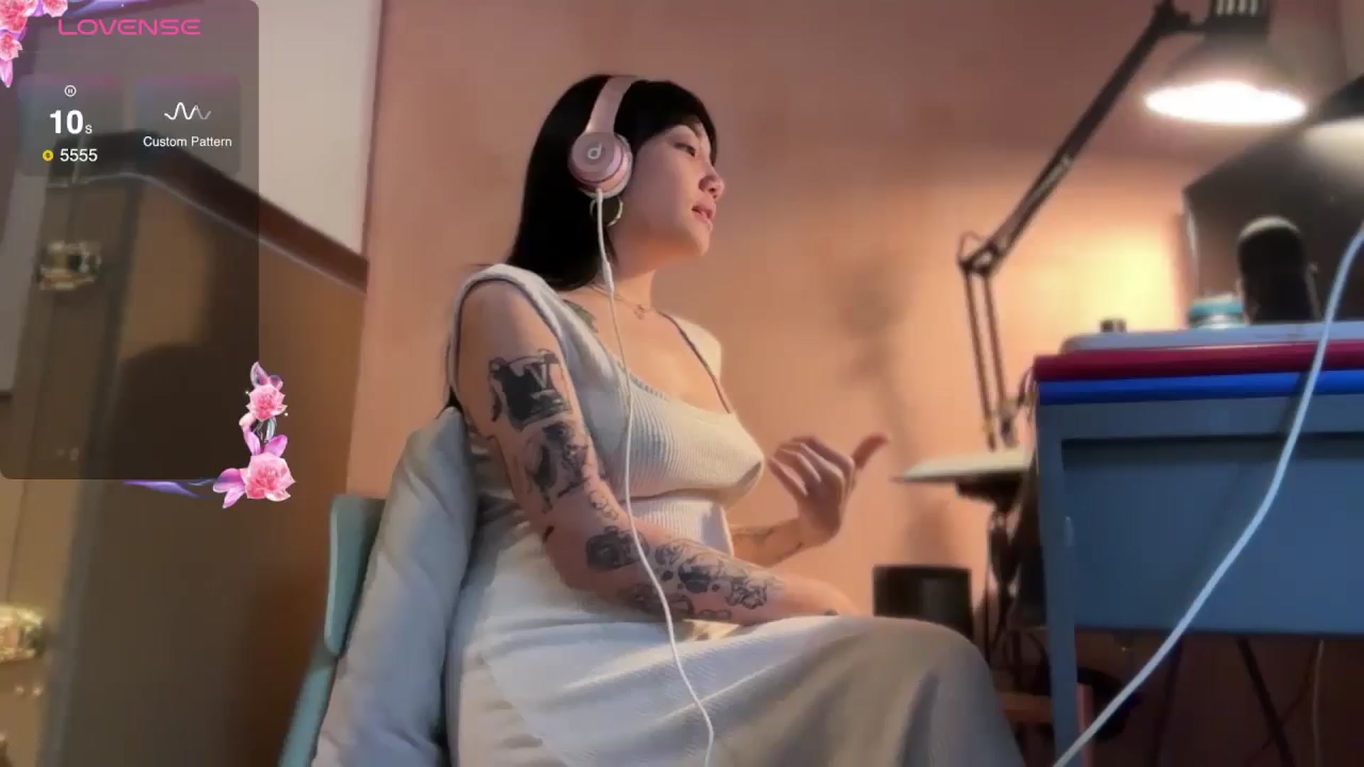 Gallery image thumbnail from luna_tsukiko's myfreecams stream on, 11/16/2024, 17:01 image 9 of 20
