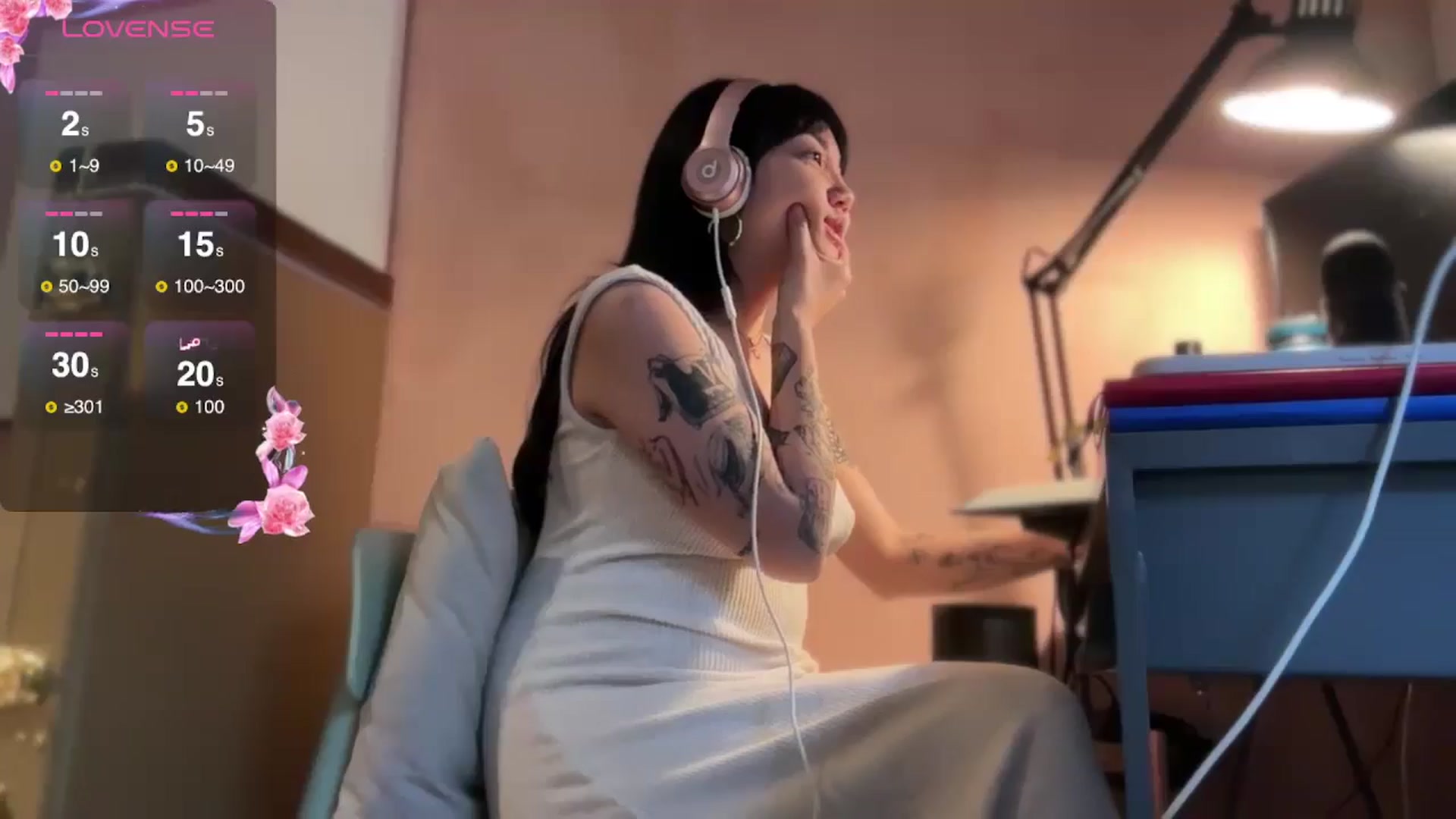 Gallery image thumbnail from luna_tsukiko's myfreecams stream on, 11/16/2024, 17:01 image 11 of 20