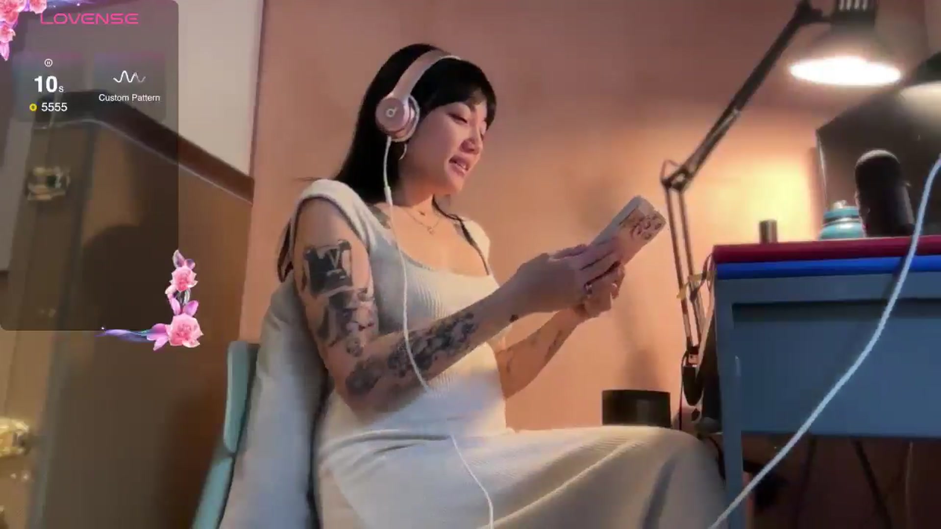 Gallery image thumbnail from luna_tsukiko's myfreecams stream on, 11/16/2024, 17:46 image 8 of 20