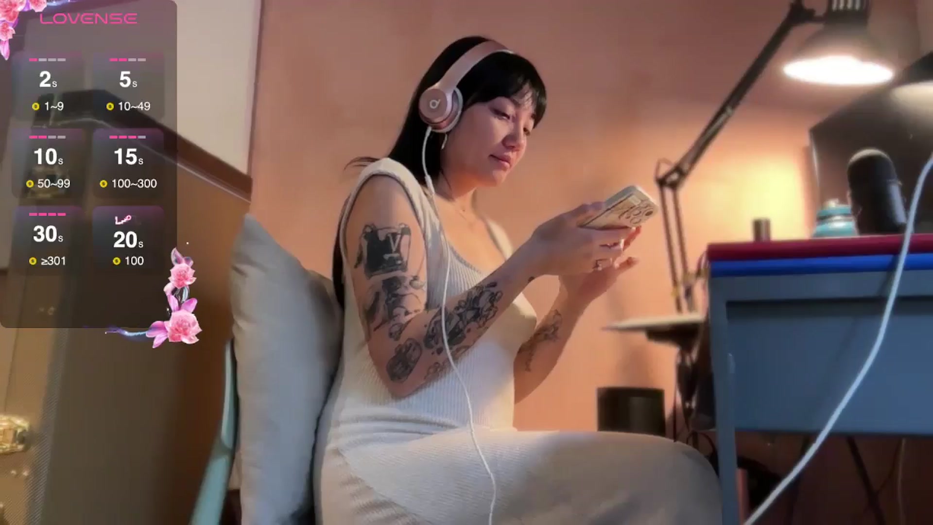 Gallery image thumbnail from luna_tsukiko's myfreecams stream on, 11/16/2024, 17:46 image 5 of 20