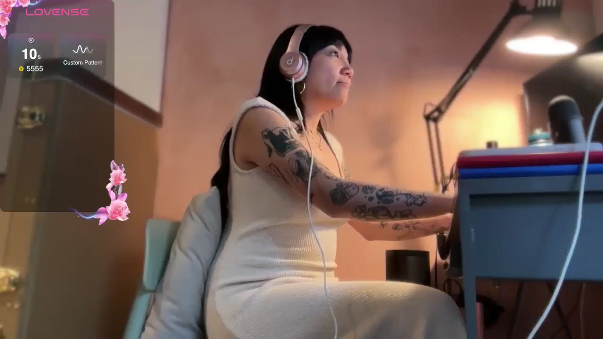 Gallery image thumbnail from luna_tsukiko's myfreecams stream on, 11/16/2024, 17:46 image 16 of 20
