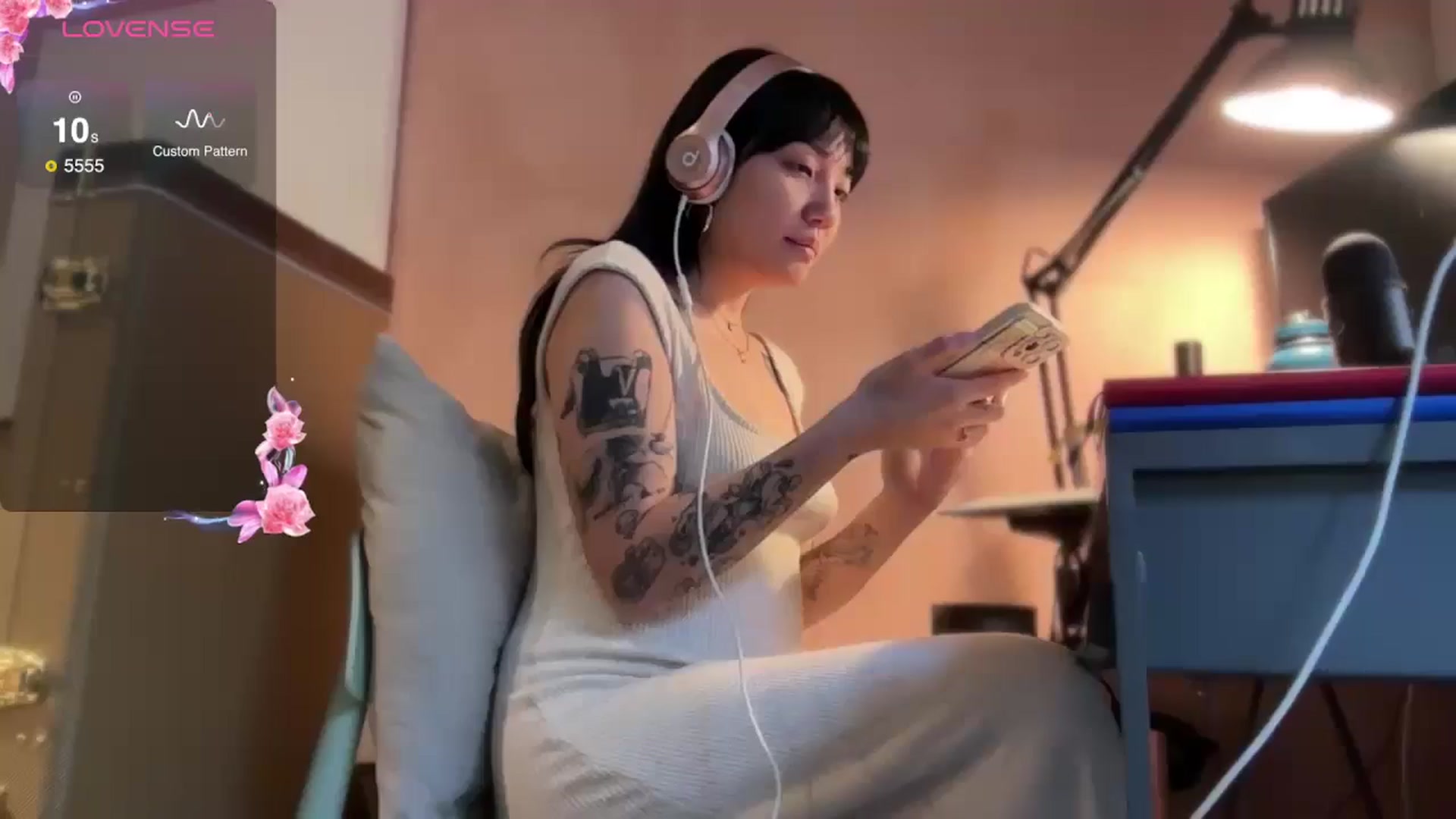 Gallery image thumbnail from luna_tsukiko's myfreecams stream on, 11/16/2024, 17:46 image 4 of 20