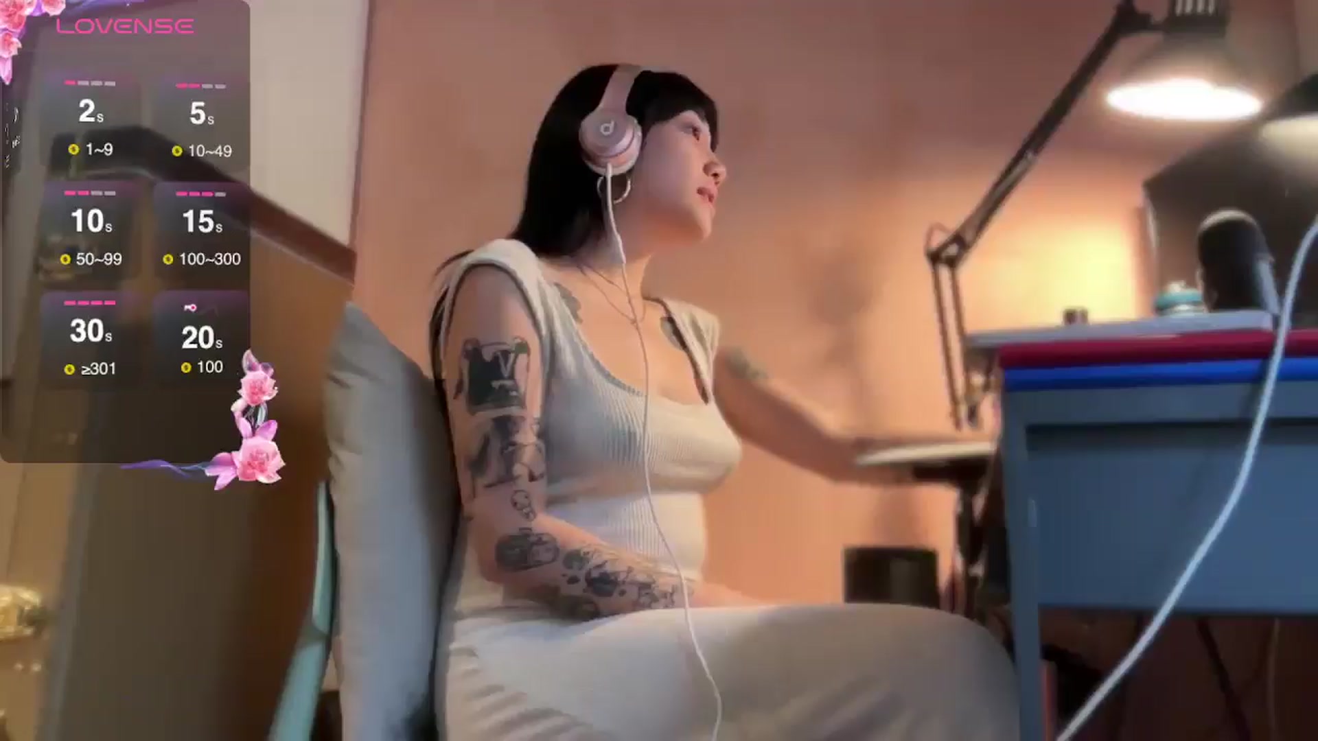 Gallery image thumbnail from luna_tsukiko's myfreecams stream on, 11/16/2024, 17:46 image 1 of 20