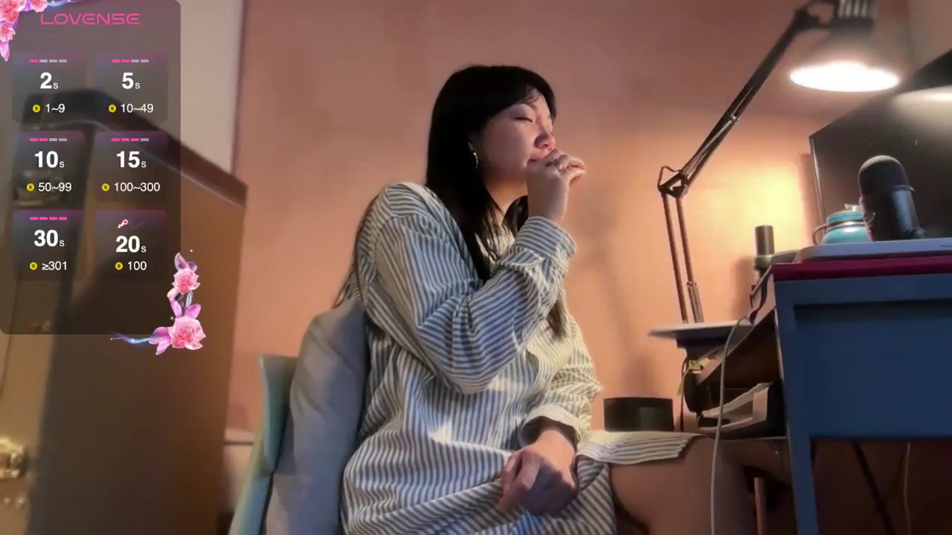 Gallery image thumbnail from luna_tsukiko's myfreecams stream on, 11/18/2024, 15:29 image 7 of 20