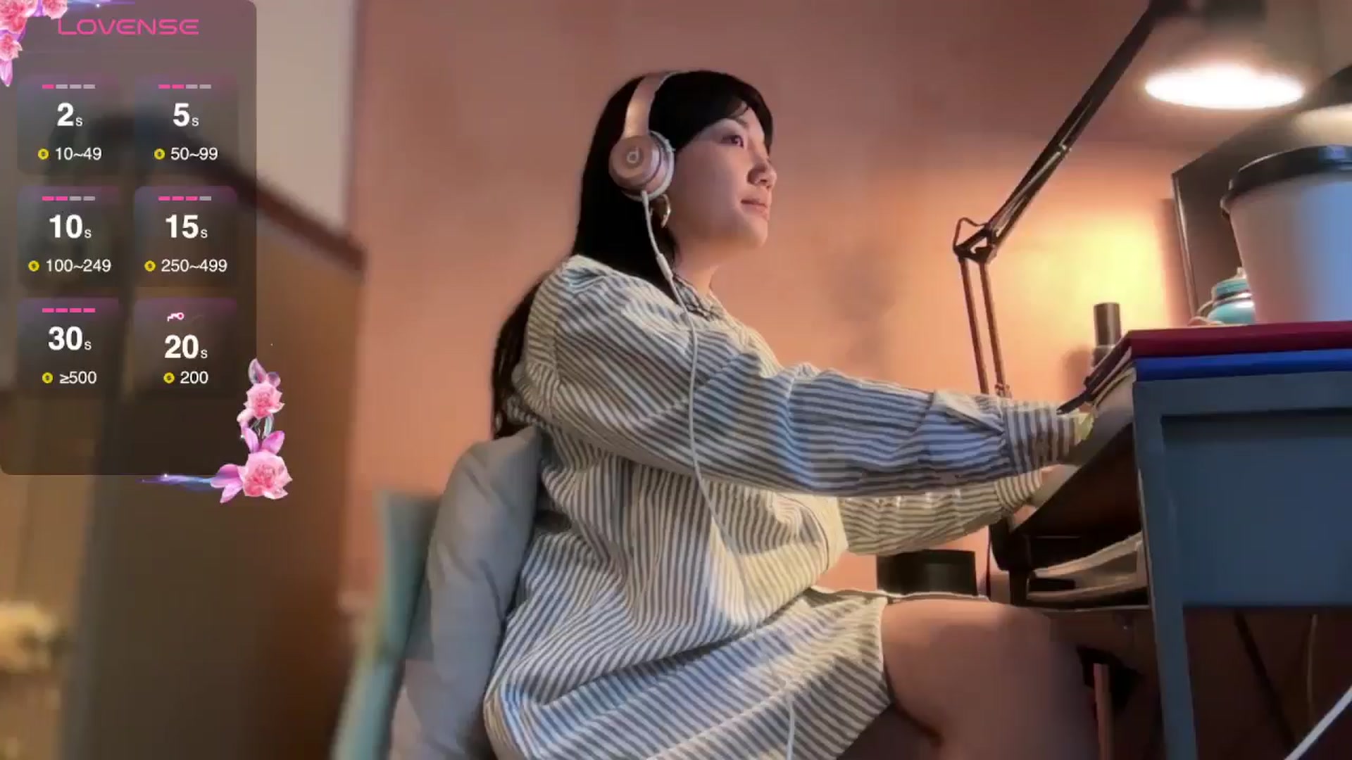 Gallery image thumbnail from luna_tsukiko's myfreecams stream on, 11/18/2024, 17:53 image 3 of 20