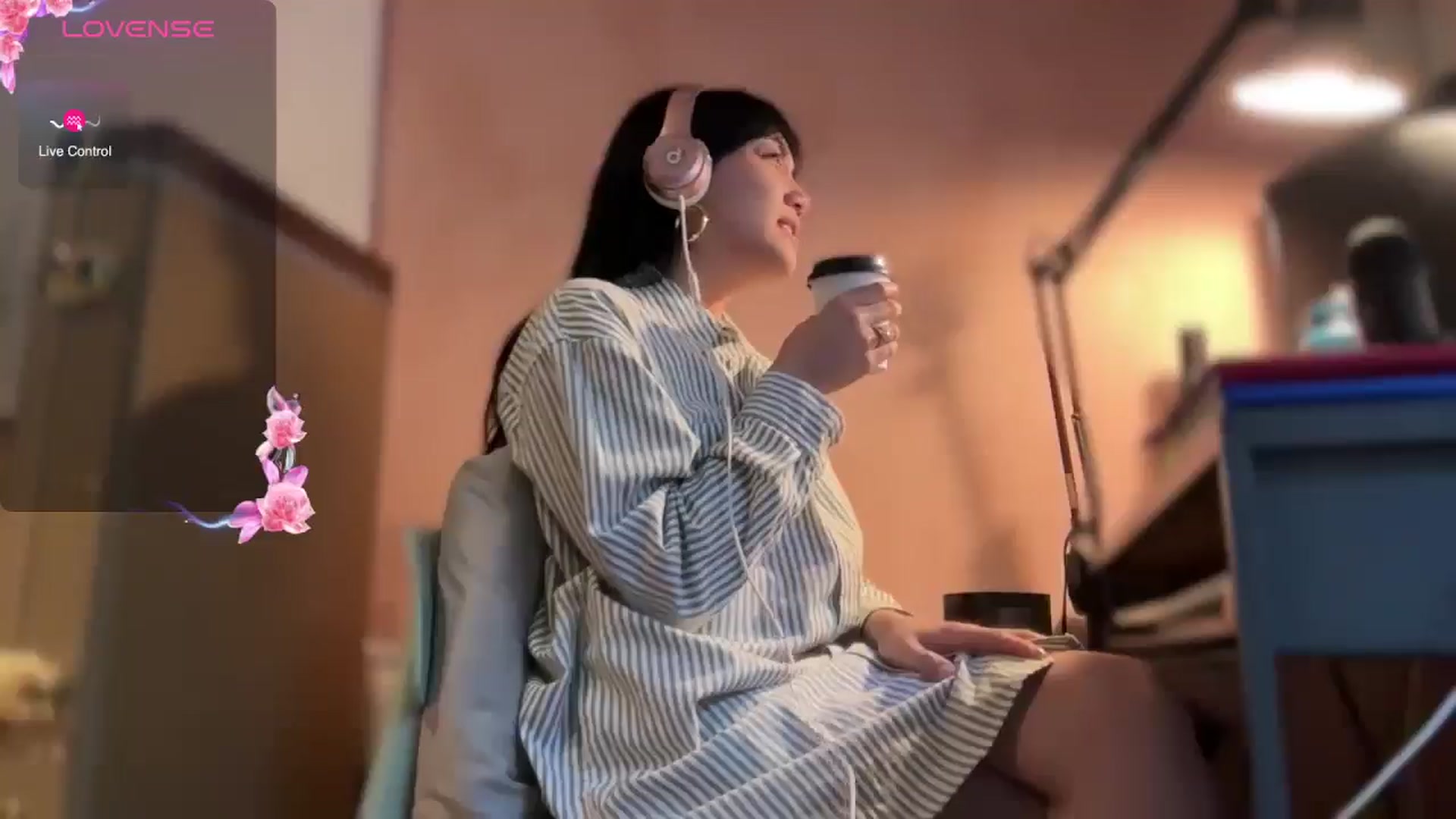 Gallery image thumbnail from luna_tsukiko's myfreecams stream on, 11/18/2024, 17:53 image 12 of 20