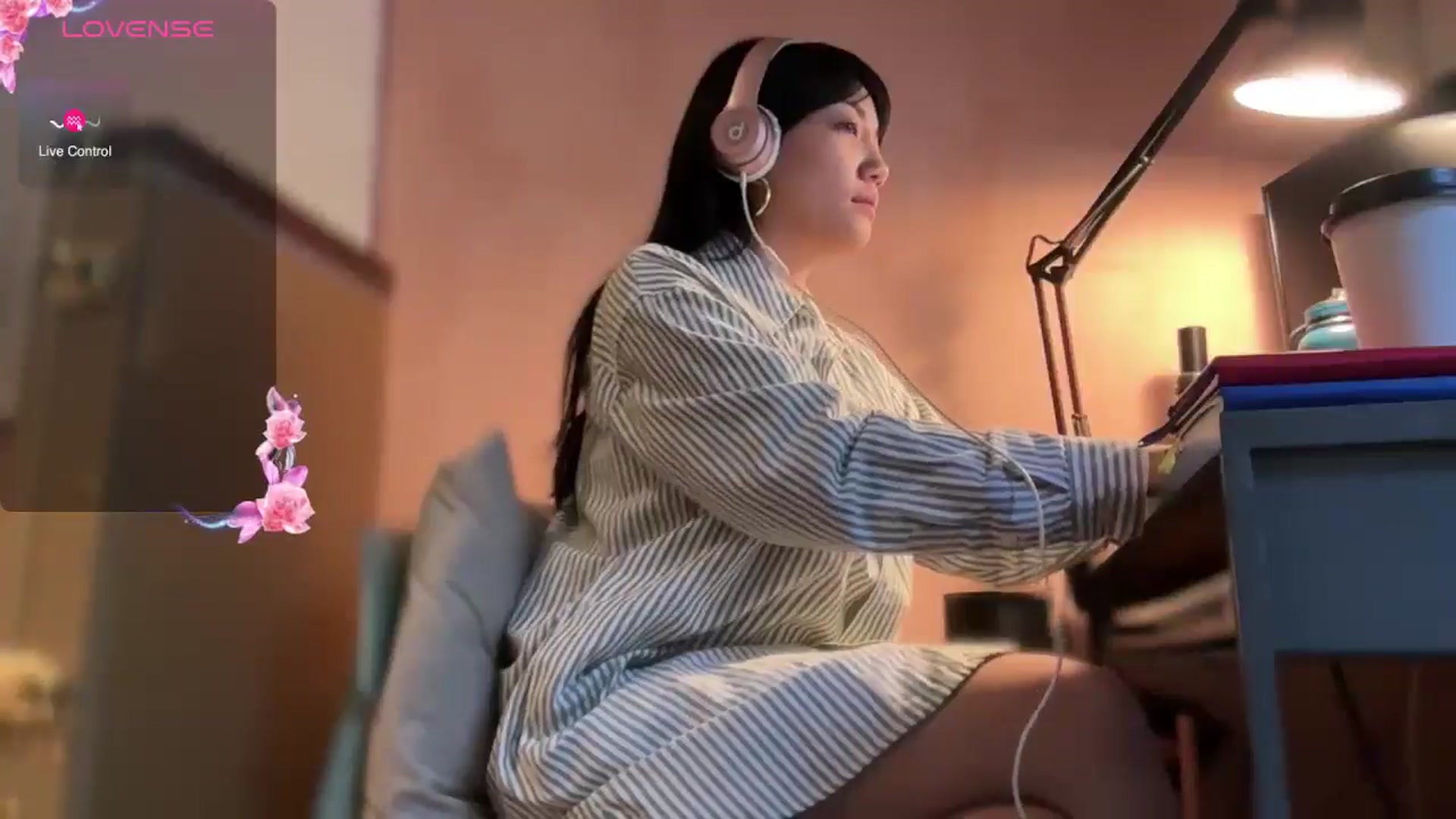 Gallery image thumbnail from luna_tsukiko's myfreecams stream on, 11/18/2024, 17:53 image 18 of 20
