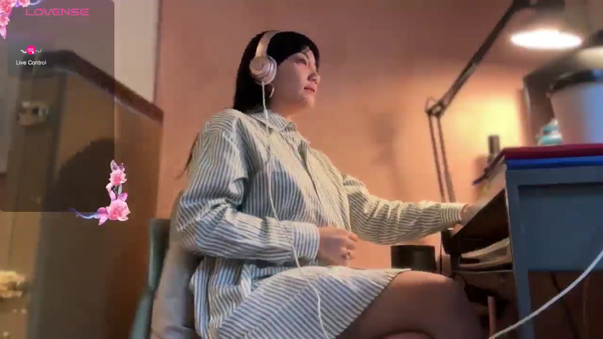 Gallery image thumbnail from luna_tsukiko's myfreecams stream on, 11/18/2024, 17:53 image 16 of 20