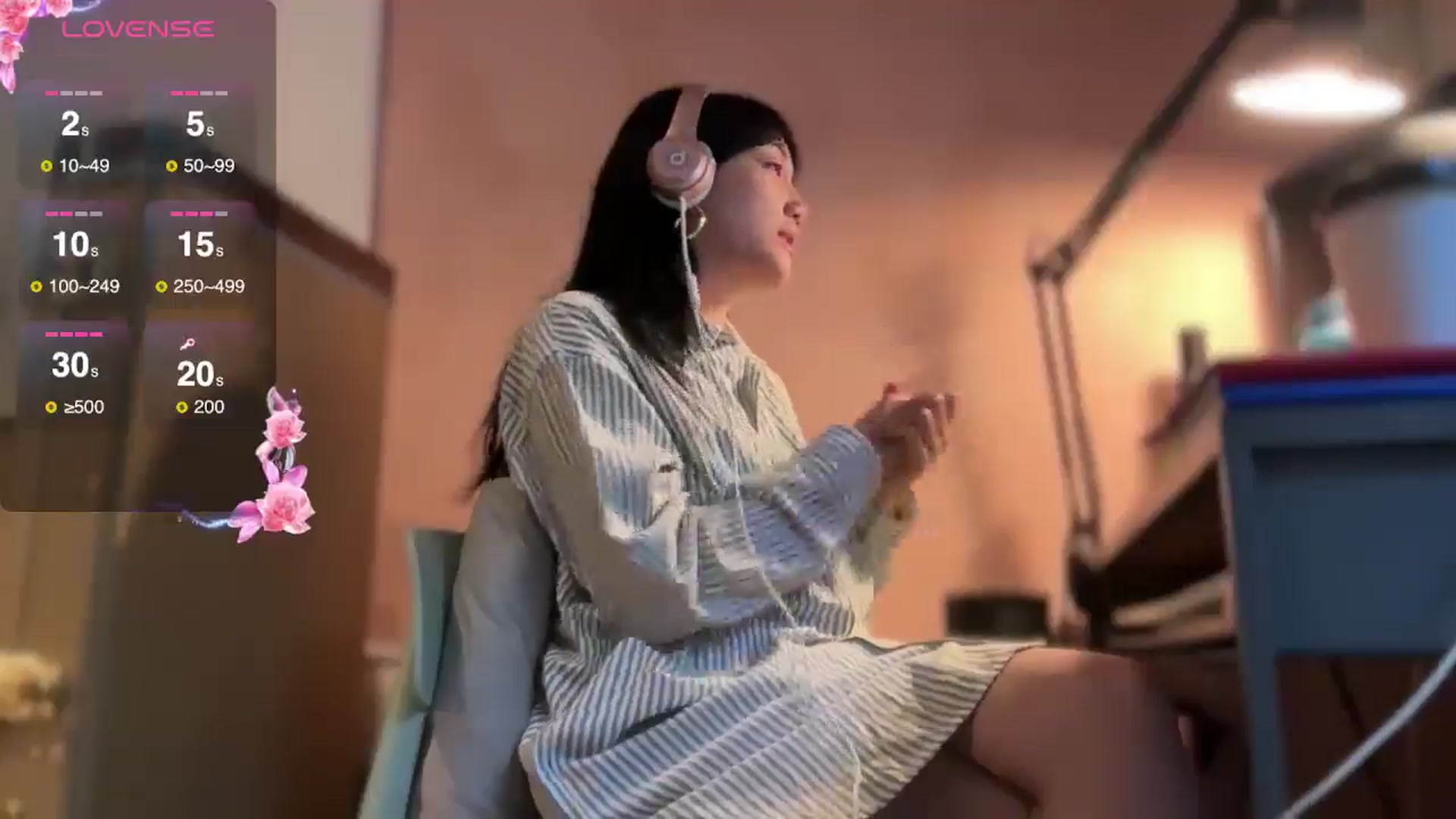 Gallery image thumbnail from luna_tsukiko's myfreecams stream on, 11/18/2024, 17:53 image 9 of 20