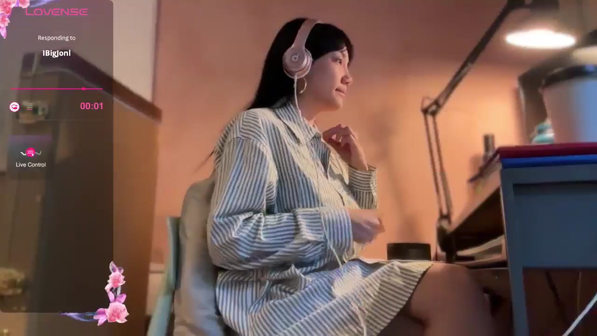 Gallery image thumbnail from luna_tsukiko's myfreecams stream on, 11/18/2024, 17:53 image 10 of 20