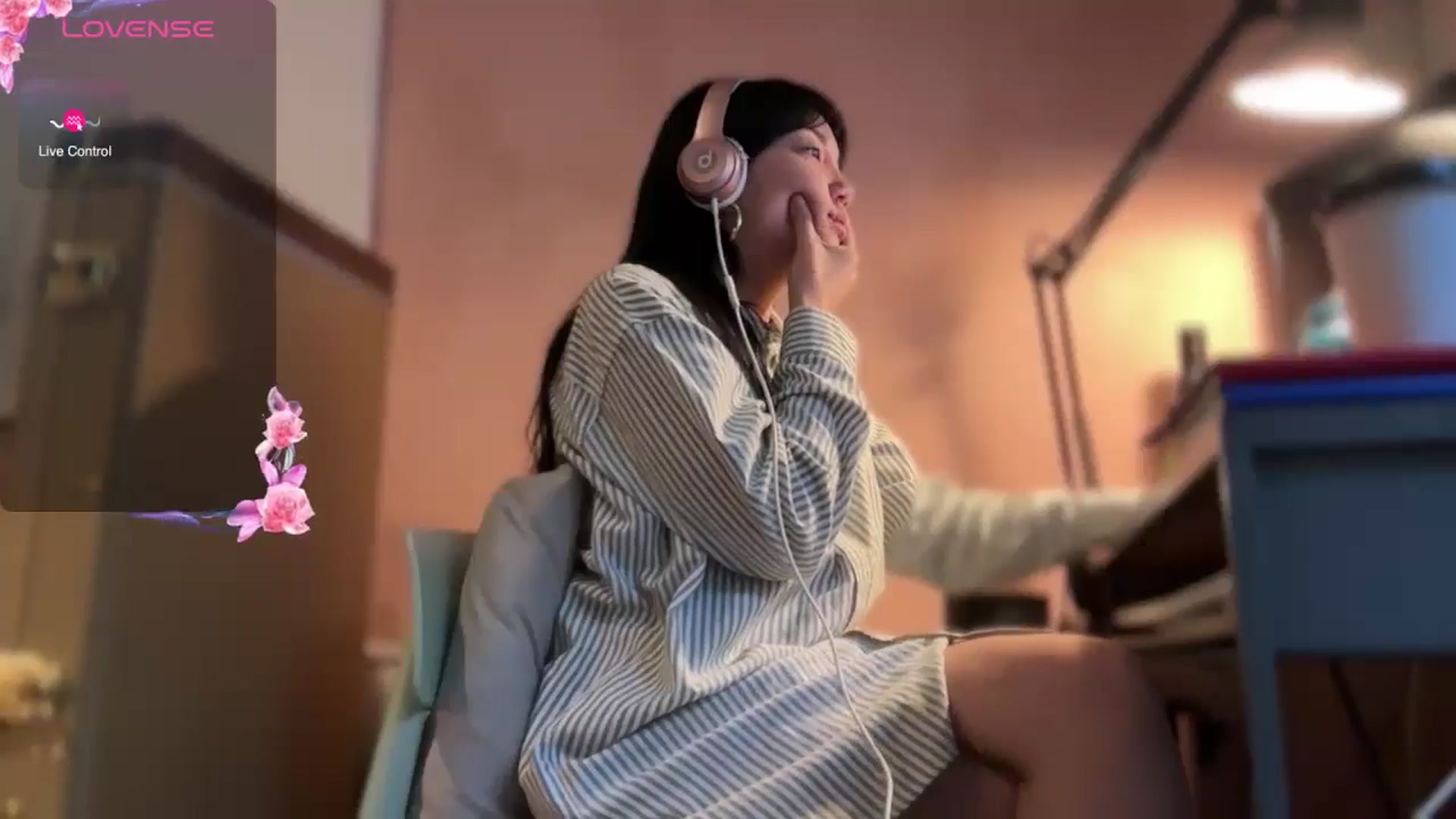 Gallery image thumbnail from luna_tsukiko's myfreecams stream on, 11/18/2024, 17:53 image 6 of 20