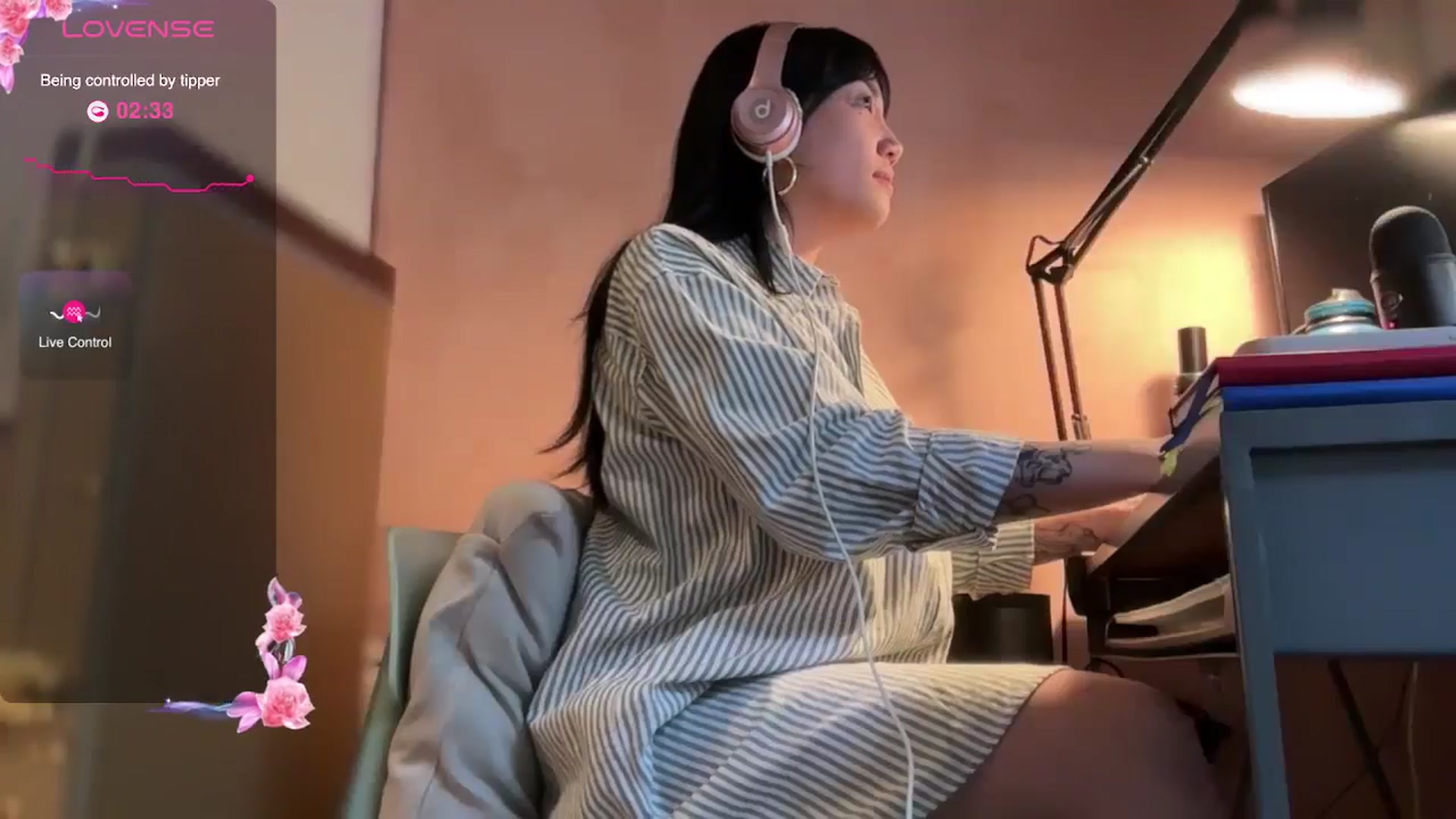 Gallery image thumbnail from luna_tsukiko's myfreecams stream on, 11/18/2024, 19:15 image 3 of 20