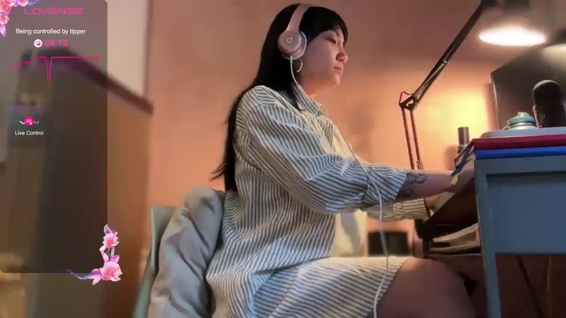 Gallery image thumbnail from luna_tsukiko's myfreecams stream on, 11/18/2024, 19:15 image 2 of 20
