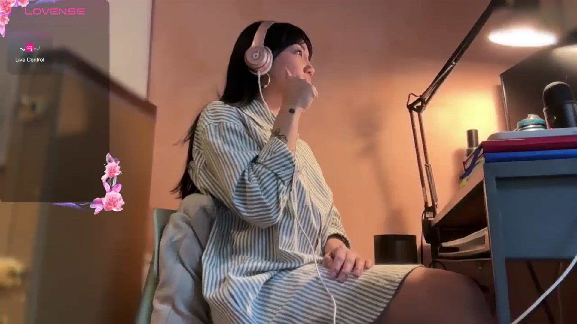 Gallery image thumbnail from luna_tsukiko's myfreecams stream on, 11/18/2024, 19:15 image 7 of 20