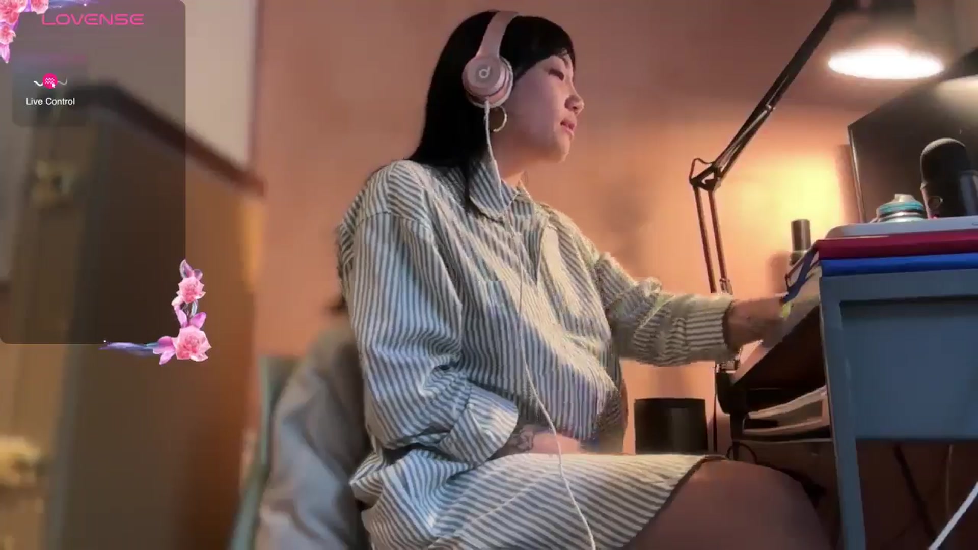 Gallery image thumbnail from luna_tsukiko's myfreecams stream on, 11/18/2024, 19:15 image 10 of 20
