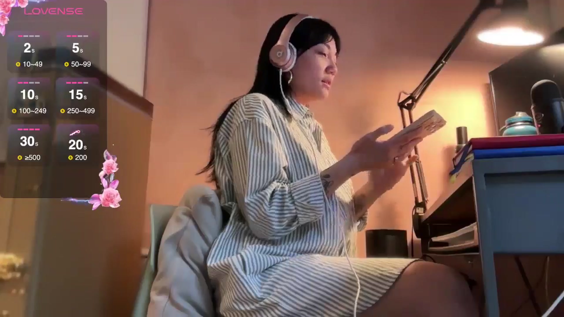 Gallery image thumbnail from luna_tsukiko's myfreecams stream on, 11/18/2024, 19:15 image 13 of 20