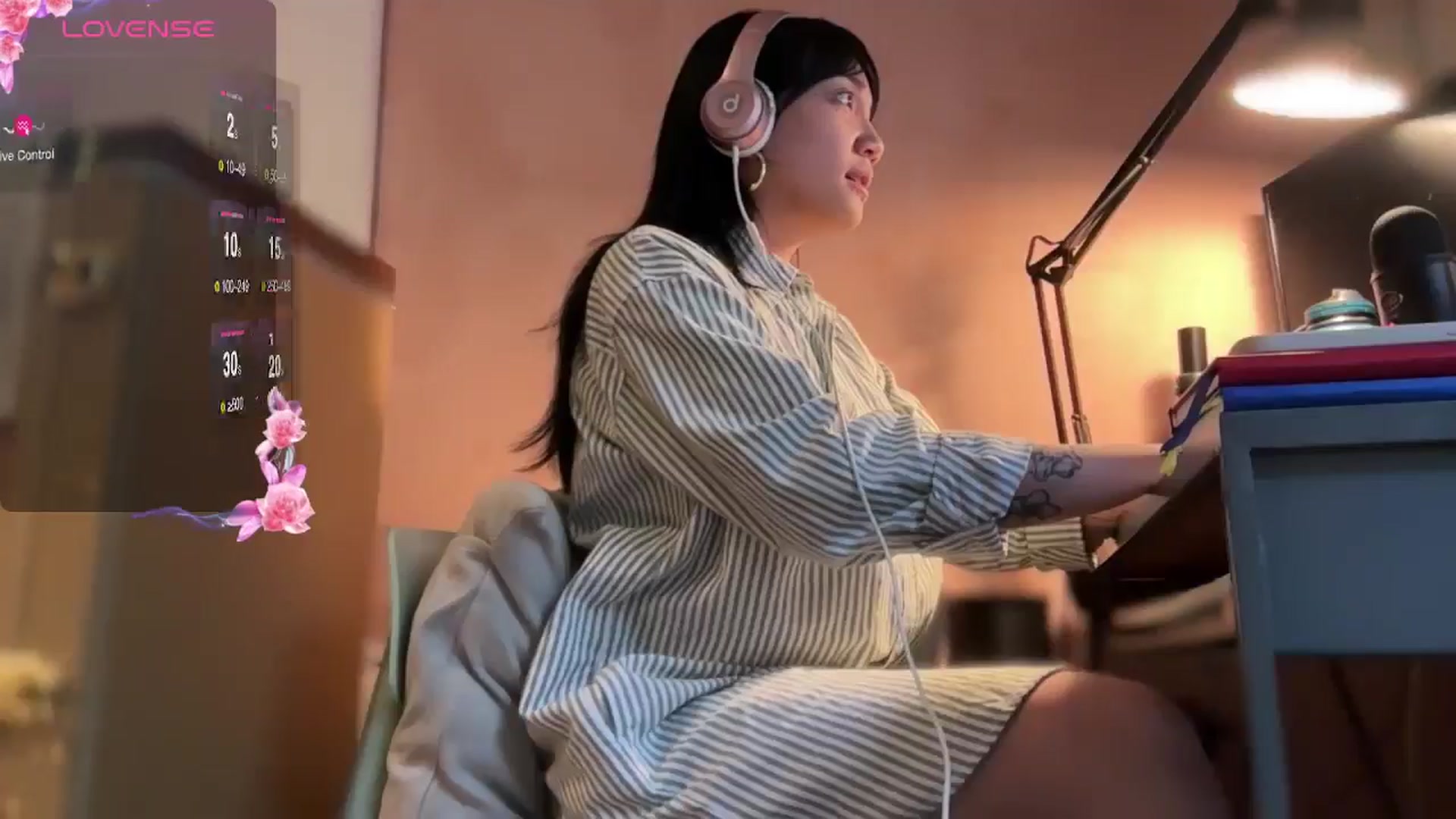 Gallery image thumbnail from luna_tsukiko's myfreecams stream on, 11/18/2024, 19:15 image 12 of 20