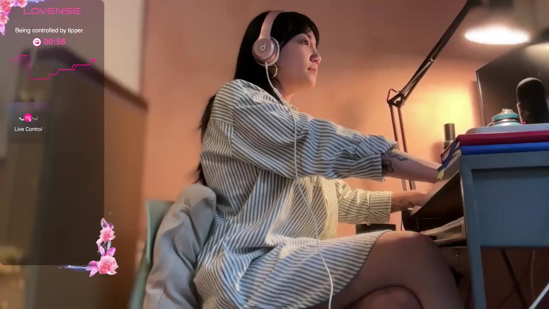 Gallery image thumbnail from luna_tsukiko's myfreecams stream on, 11/18/2024, 19:15 image 4 of 20