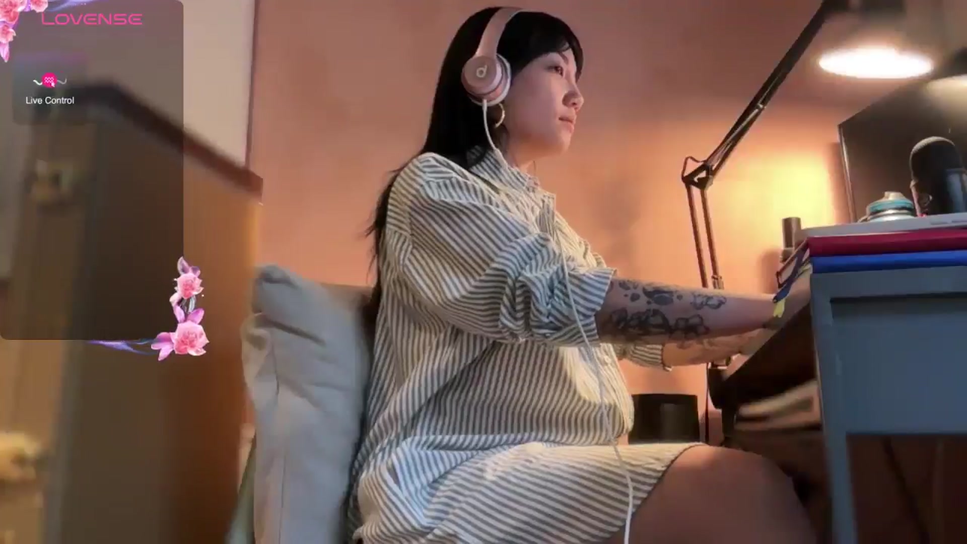 Gallery image thumbnail from luna_tsukiko's myfreecams stream on, 11/18/2024, 19:15 image 15 of 20