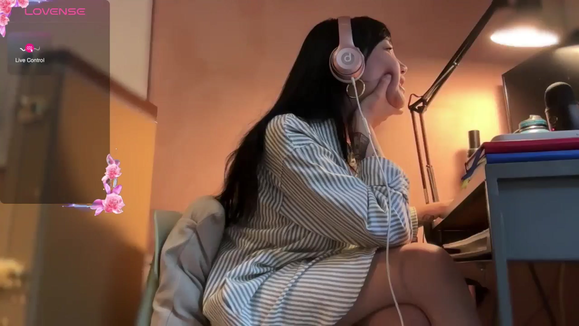 Gallery image thumbnail from luna_tsukiko's myfreecams stream on, 11/18/2024, 19:15 image 6 of 20