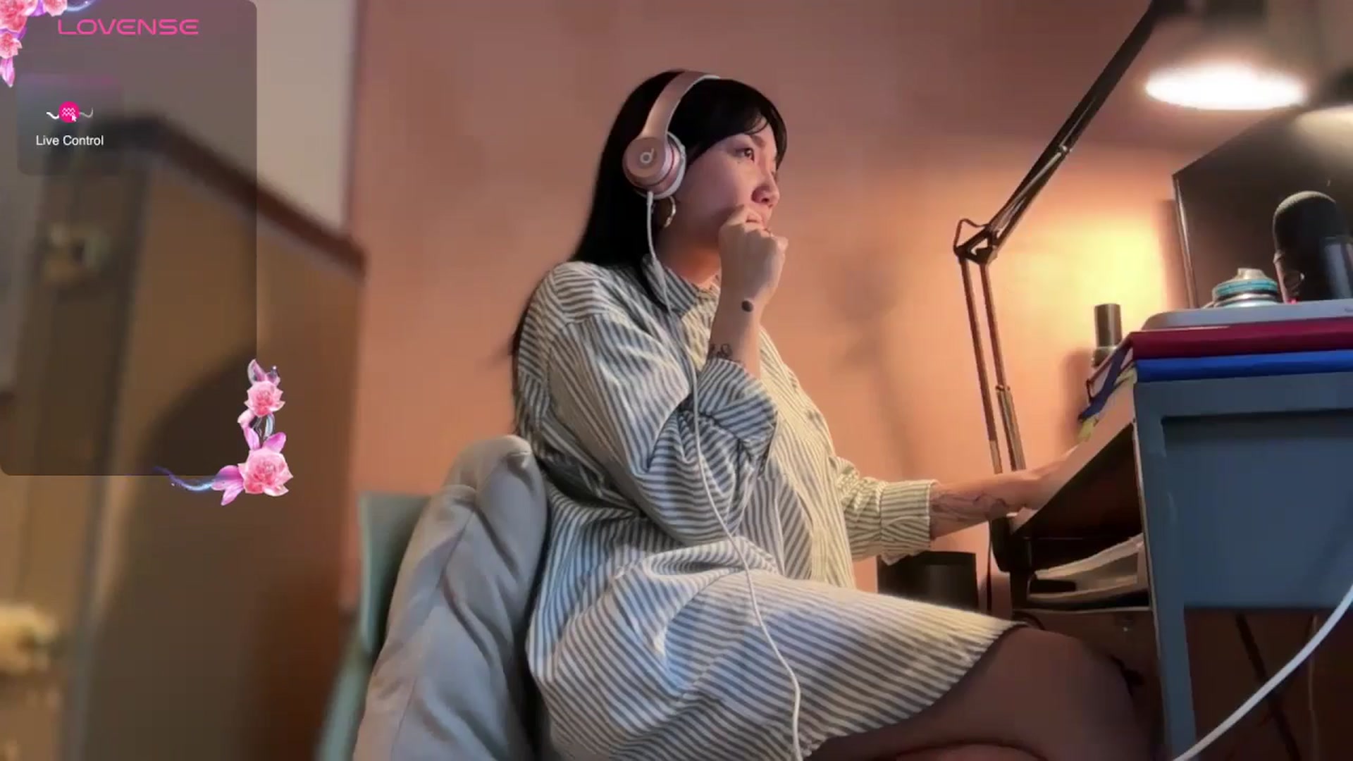 Gallery image thumbnail from luna_tsukiko's myfreecams stream on, 11/18/2024, 19:15 image 9 of 20