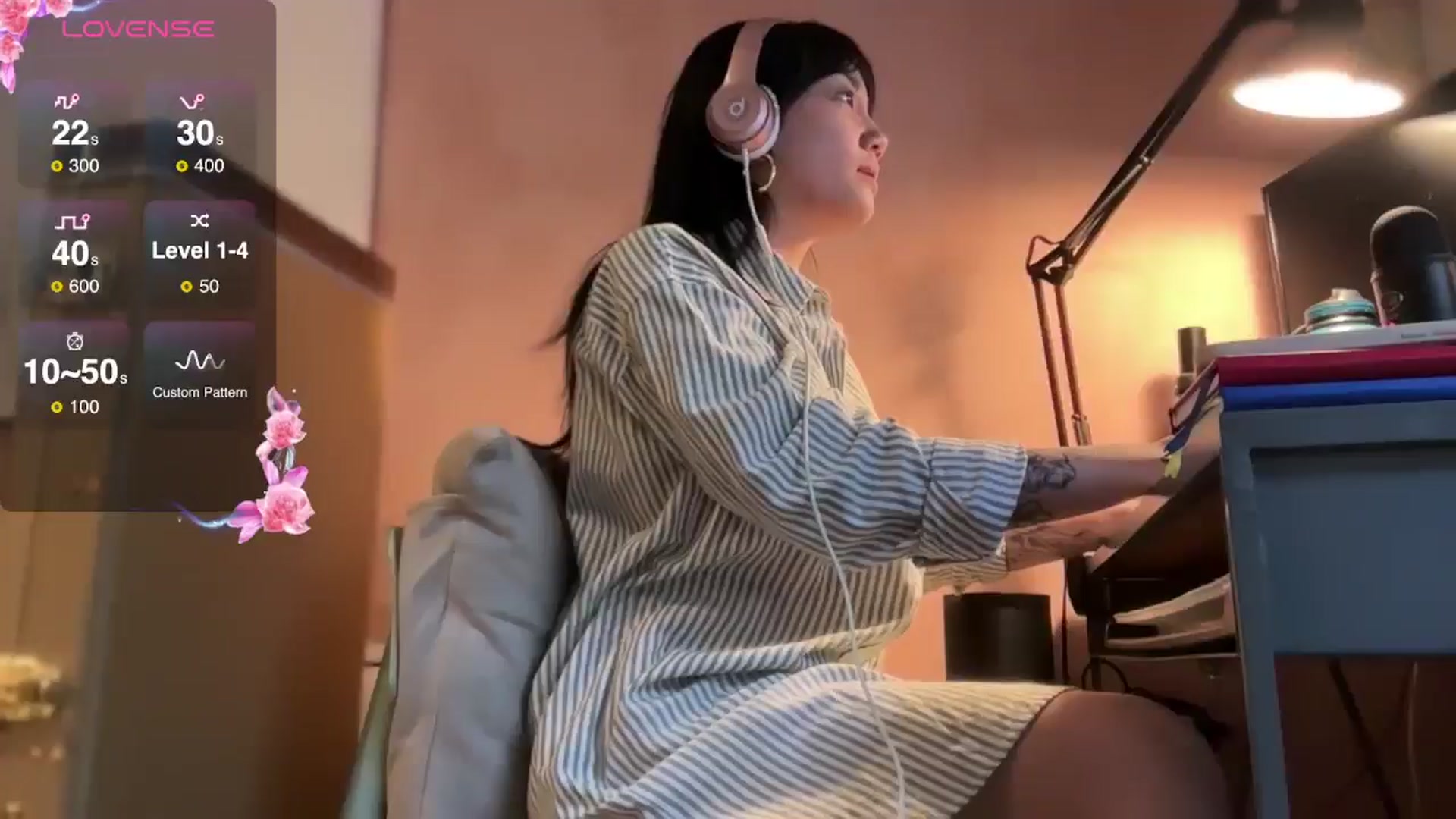 Gallery image thumbnail from luna_tsukiko's myfreecams stream on, 11/18/2024, 19:15 image 16 of 20