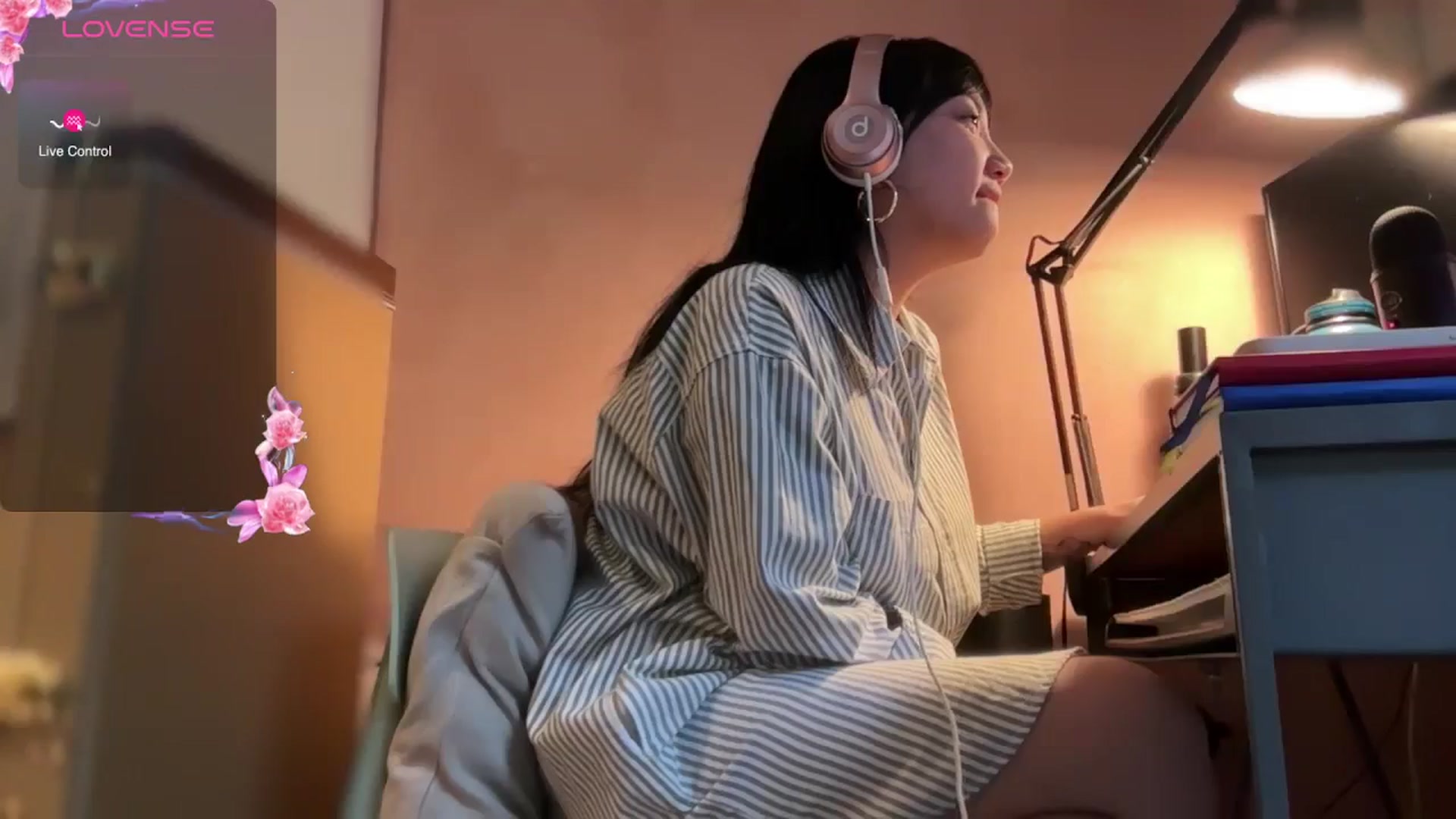 Gallery image thumbnail from luna_tsukiko's myfreecams stream on, 11/18/2024, 19:15 image 5 of 20