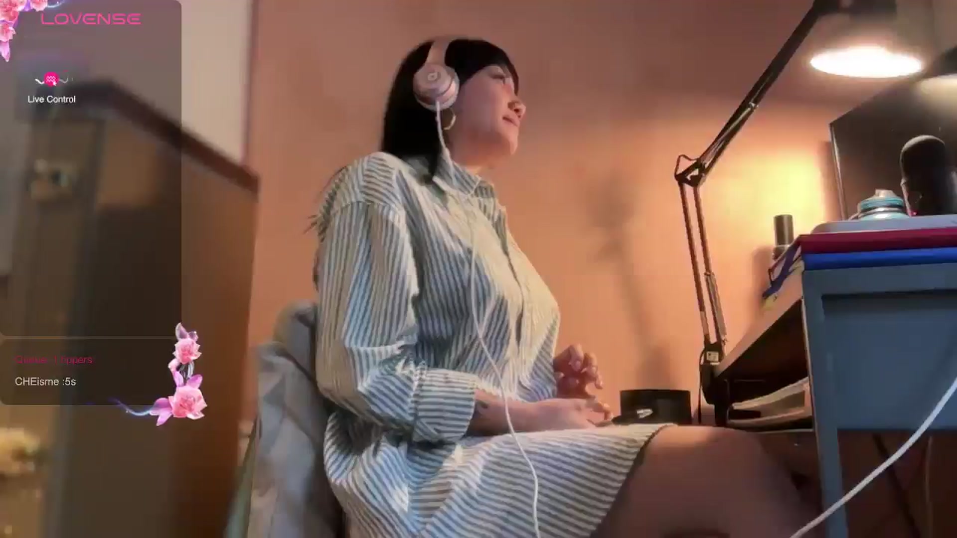 Gallery image thumbnail from luna_tsukiko's myfreecams stream on, 11/18/2024, 19:15 image 1 of 20